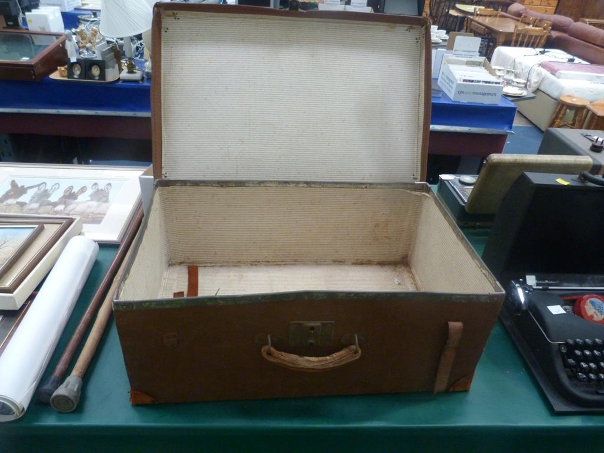 An Early Trunk Suitcase with Reinforced Corners (H21cm, W62cm, D42cm) (Est.£20-£40) - Image 6 of 6