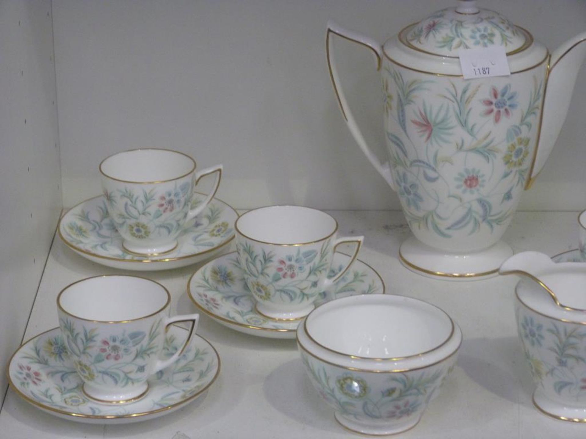 A Shelf containing a Minton Tea Service featuring a Teapot, Sugar Bowl, Milk Jug, Tea Cups and - Bild 2 aus 4