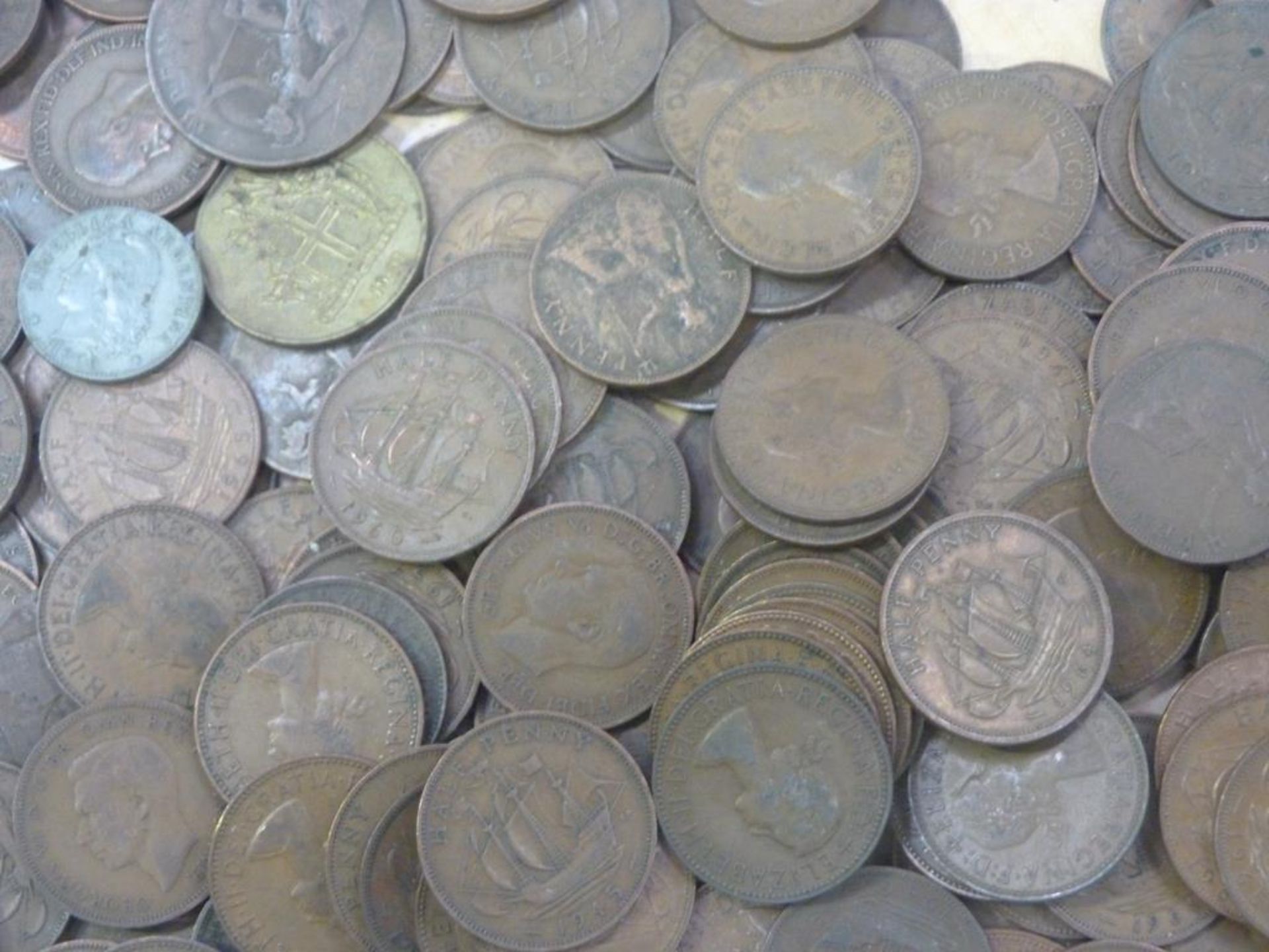 Approximately 2.3 Kg of old Coins (mainly half - pennies) and a selection of International Bank - Bild 5 aus 6