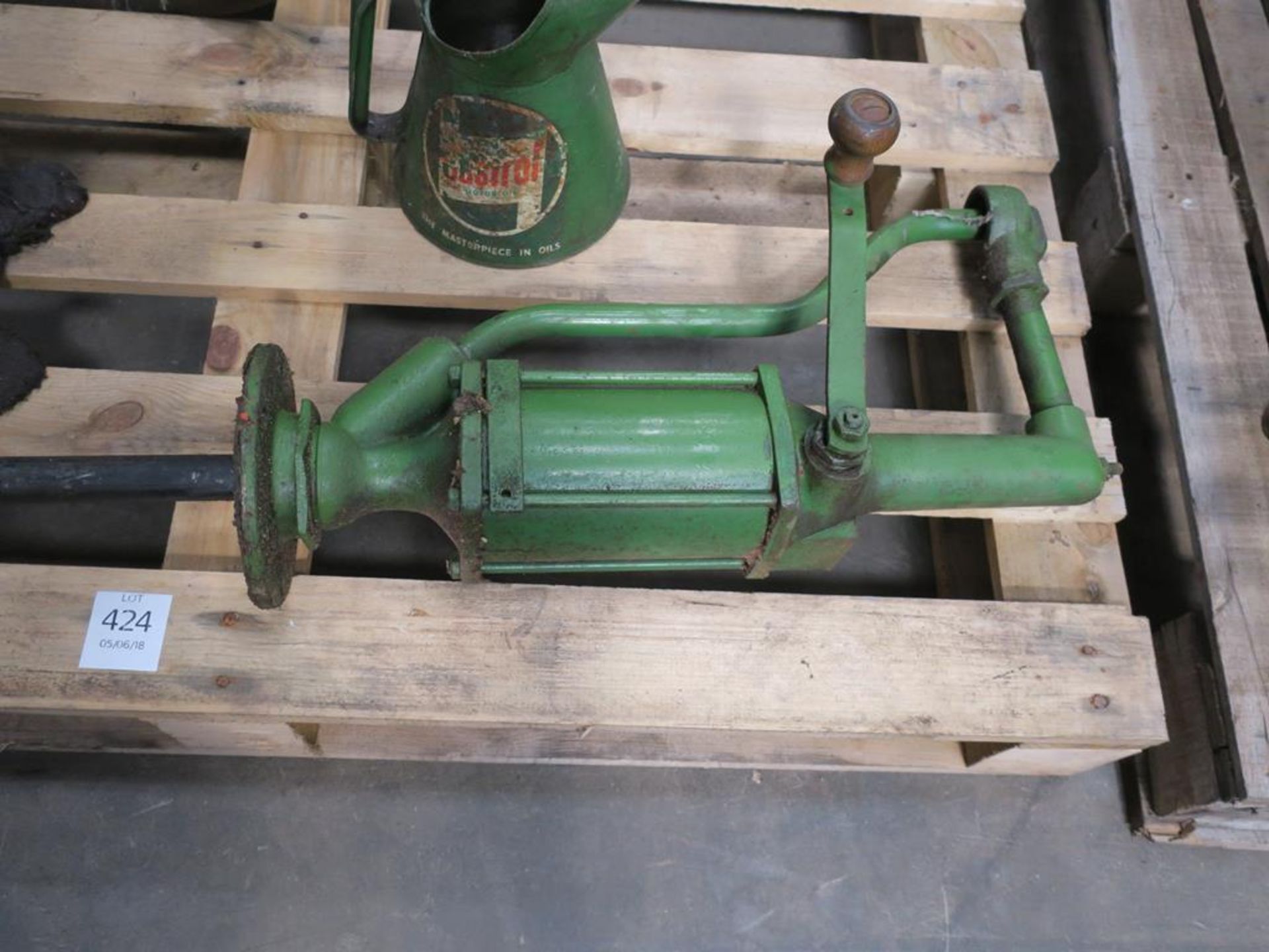 A Set of 3 Vintage Castrol items to include Gear Oil Pump, Oil Tin/Pourer and a Barrel Pump and Tank - Bild 4 aus 4