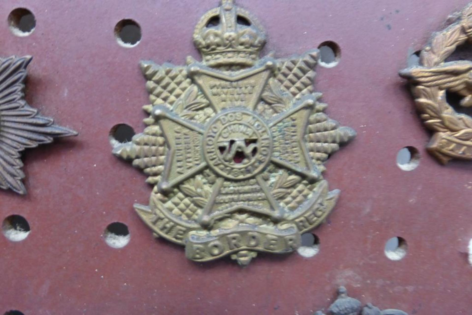 An impressive collection of over one hundred and thirty predominantly military cap badges and - Image 23 of 29