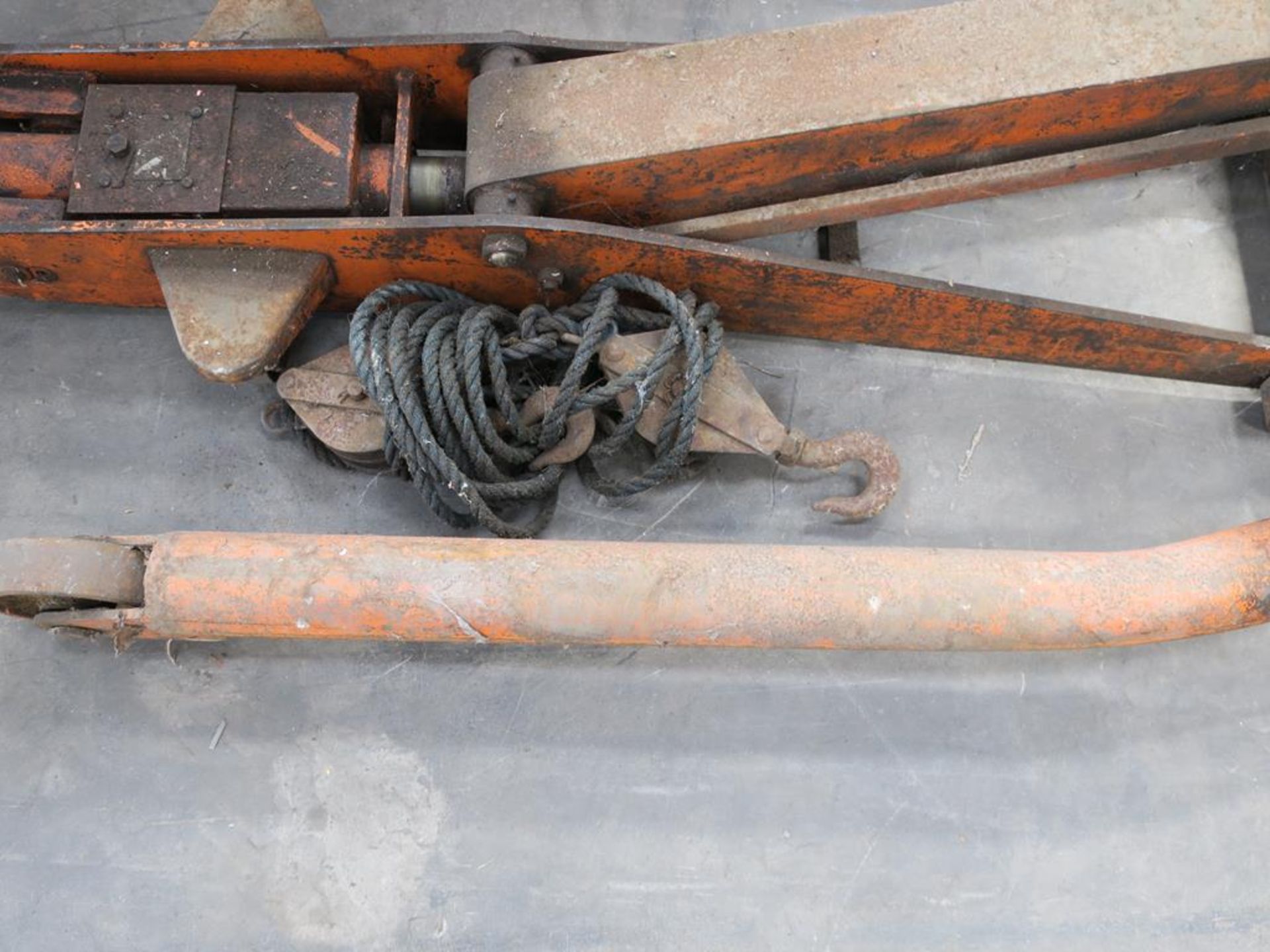 An Epco Engine Crane c/w a commercial Vehicle Jack and Hand Hoist. Please note there is a £10 plus - Bild 3 aus 4