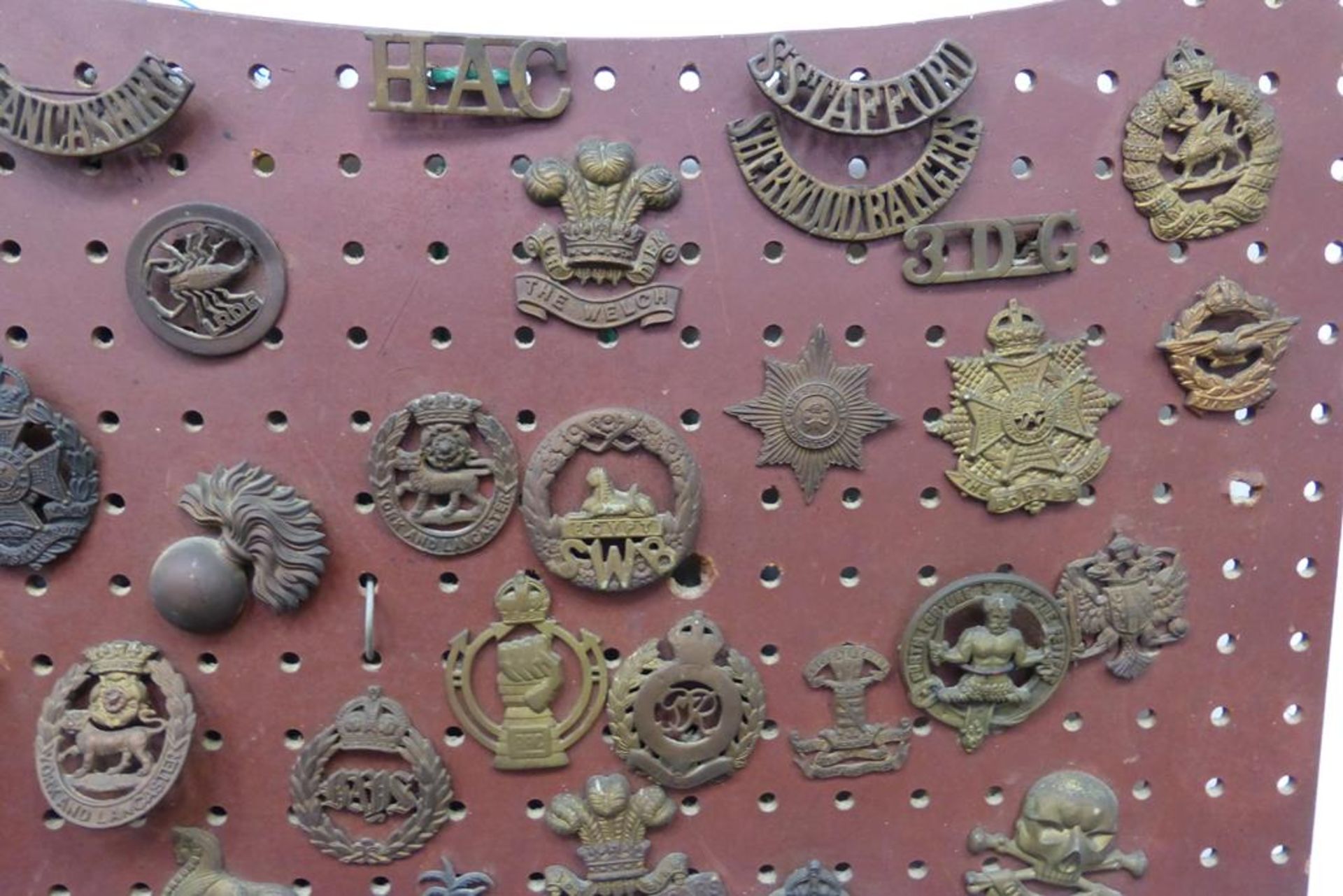 An impressive collection of over one hundred and thirty predominantly military cap badges and - Image 6 of 29