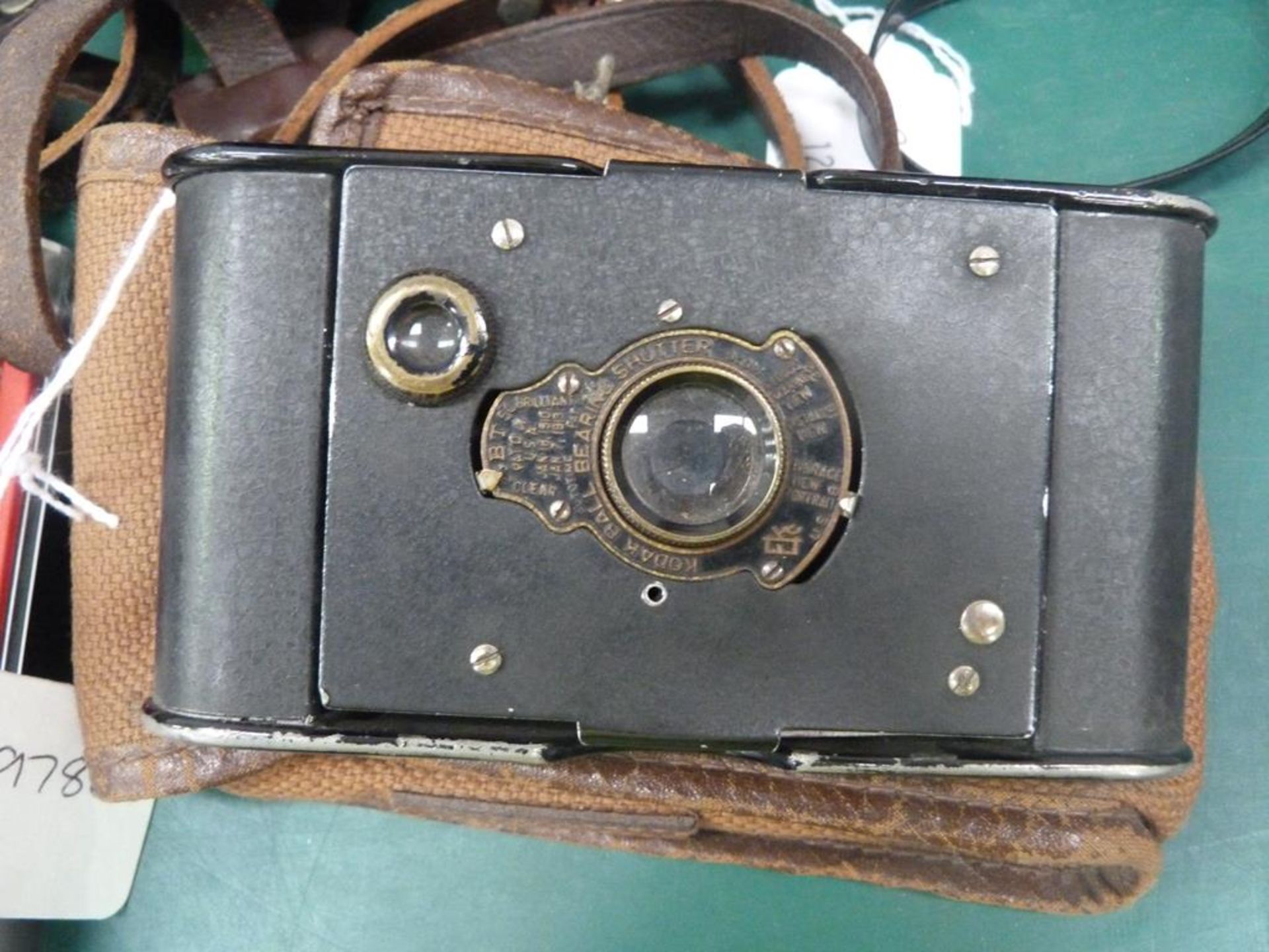 A total of four early cameras together with an early G.B Bell + Howell Hand Operated Cine Camera ( - Bild 2 aus 8