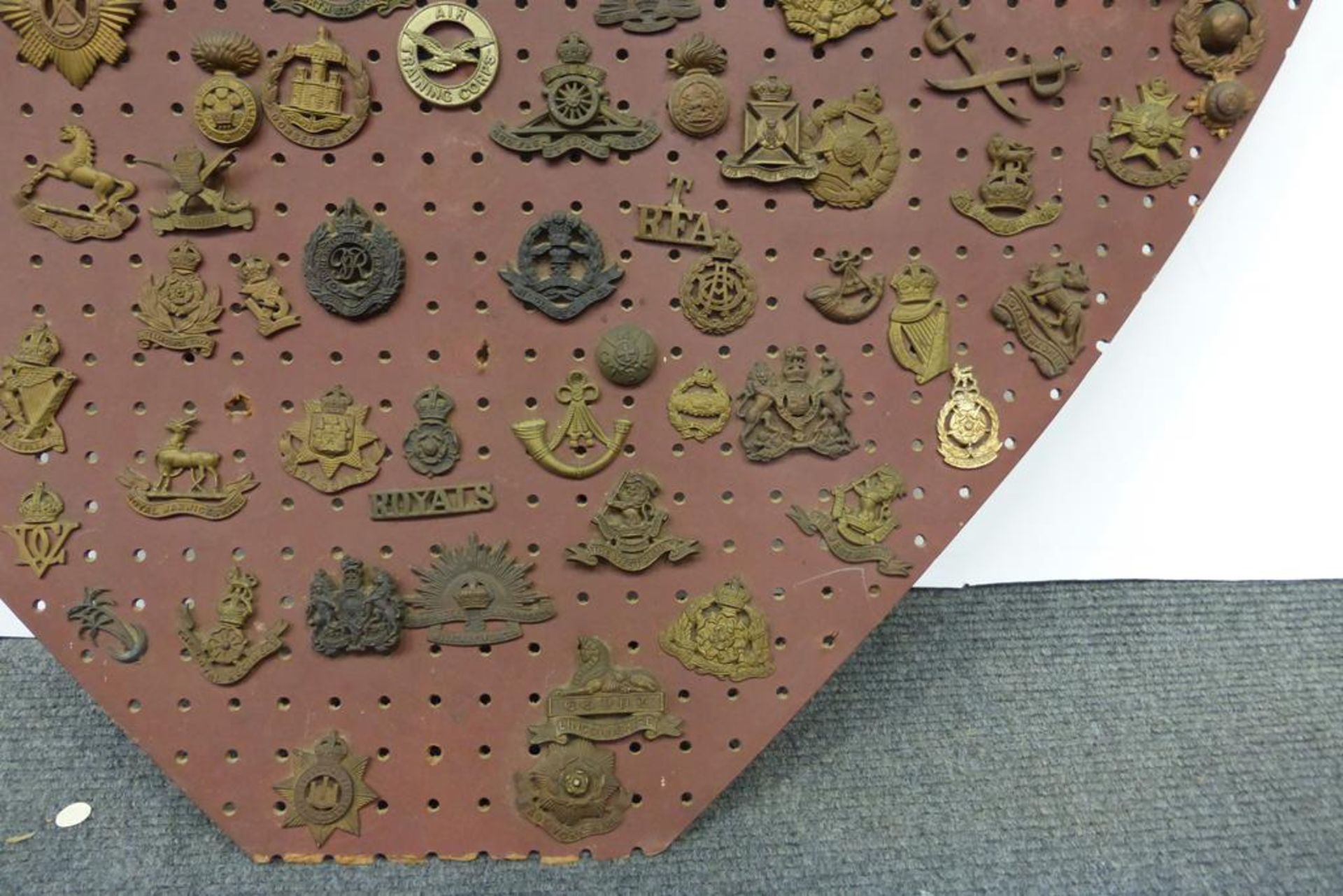 An impressive collection of over one hundred and thirty predominantly military cap badges and - Image 16 of 29