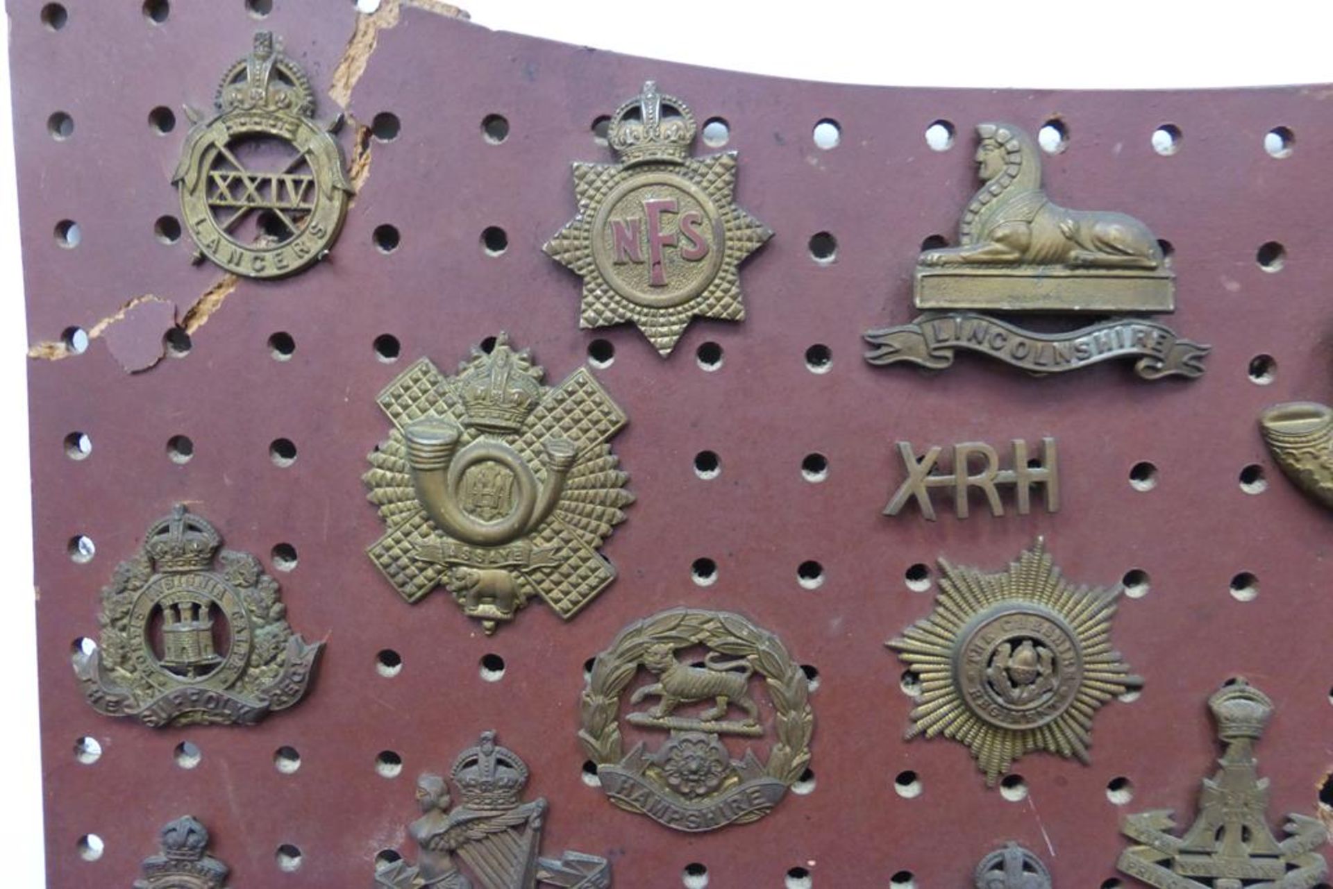 An impressive collection of over one hundred and thirty predominantly military cap badges and - Image 3 of 29