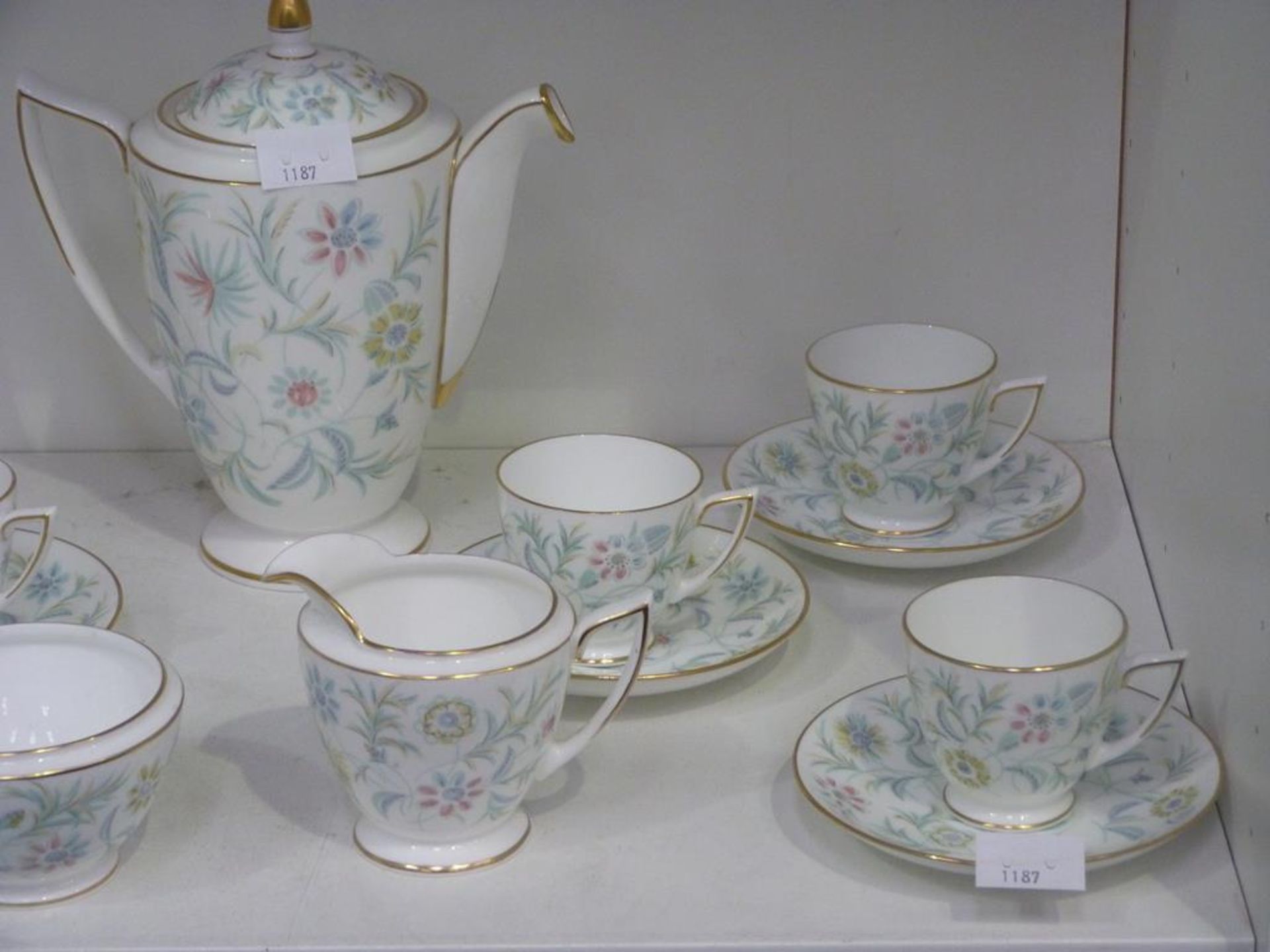 A Shelf containing a Minton Tea Service featuring a Teapot, Sugar Bowl, Milk Jug, Tea Cups and - Bild 4 aus 4