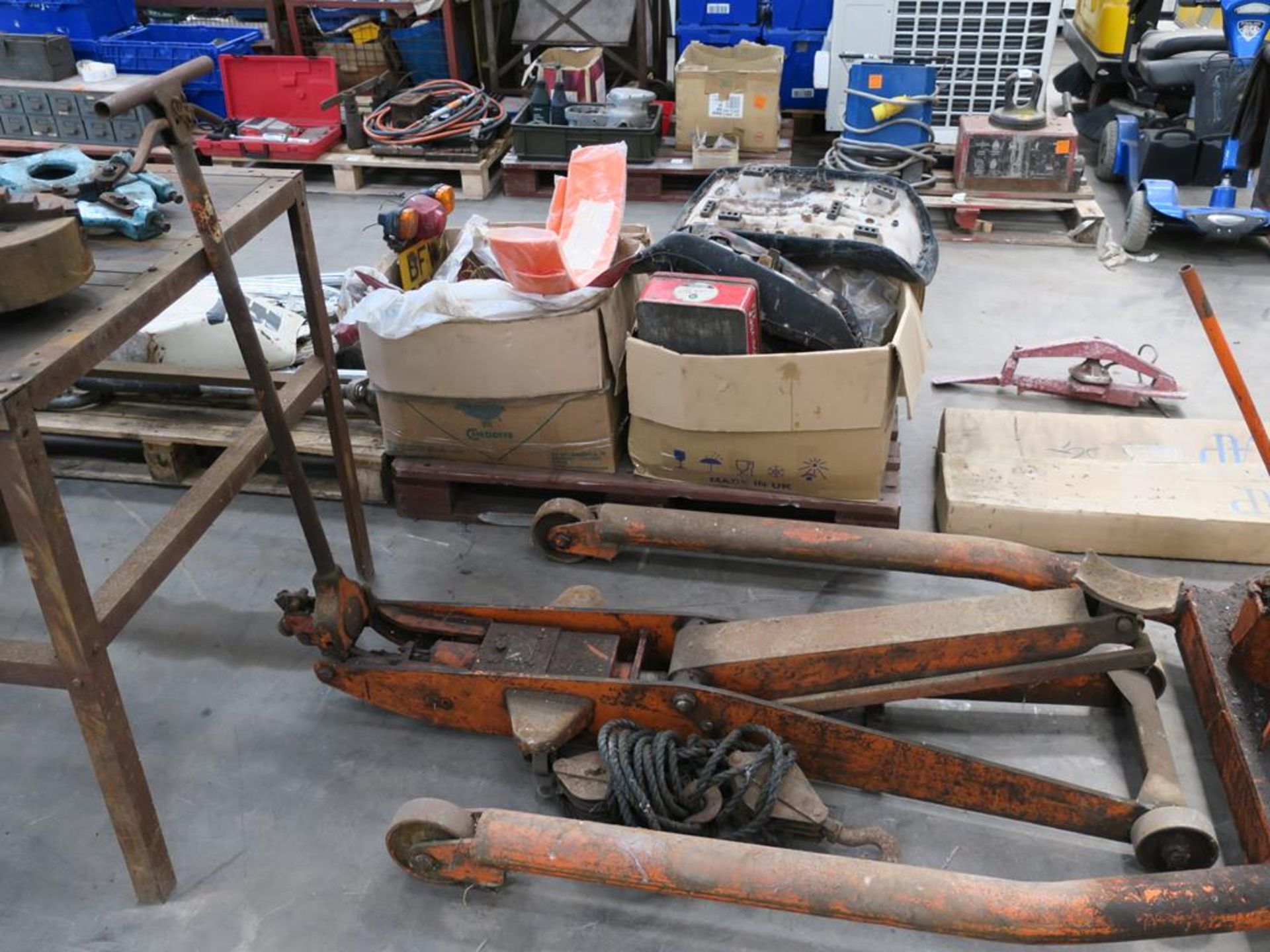 An Epco Engine Crane c/w a commercial Vehicle Jack and Hand Hoist. Please note there is a £10 plus - Bild 2 aus 4