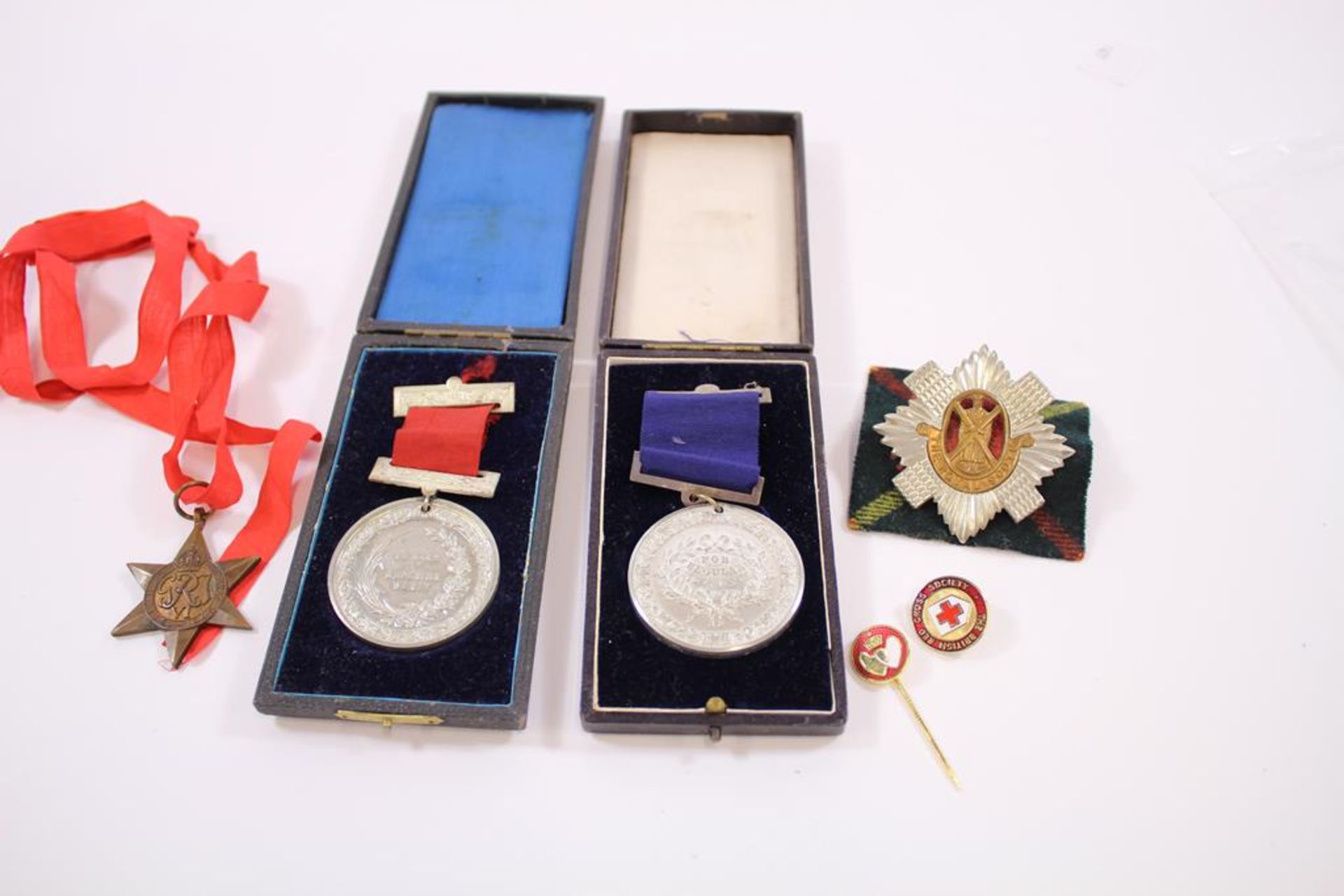 Nine Cased Crowns, Six Royalty Commemorative Medallions, Two ''Eton College Regular Attendance'', - Image 4 of 4