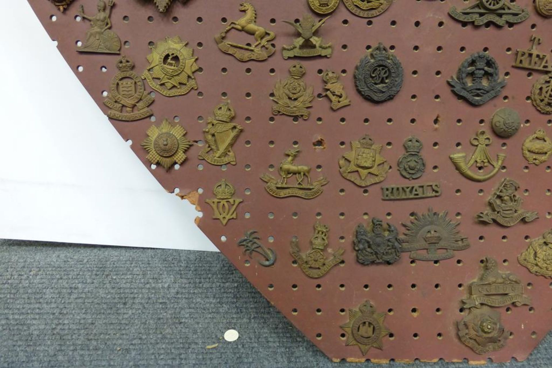 An impressive collection of over one hundred and thirty predominantly military cap badges and - Image 15 of 29