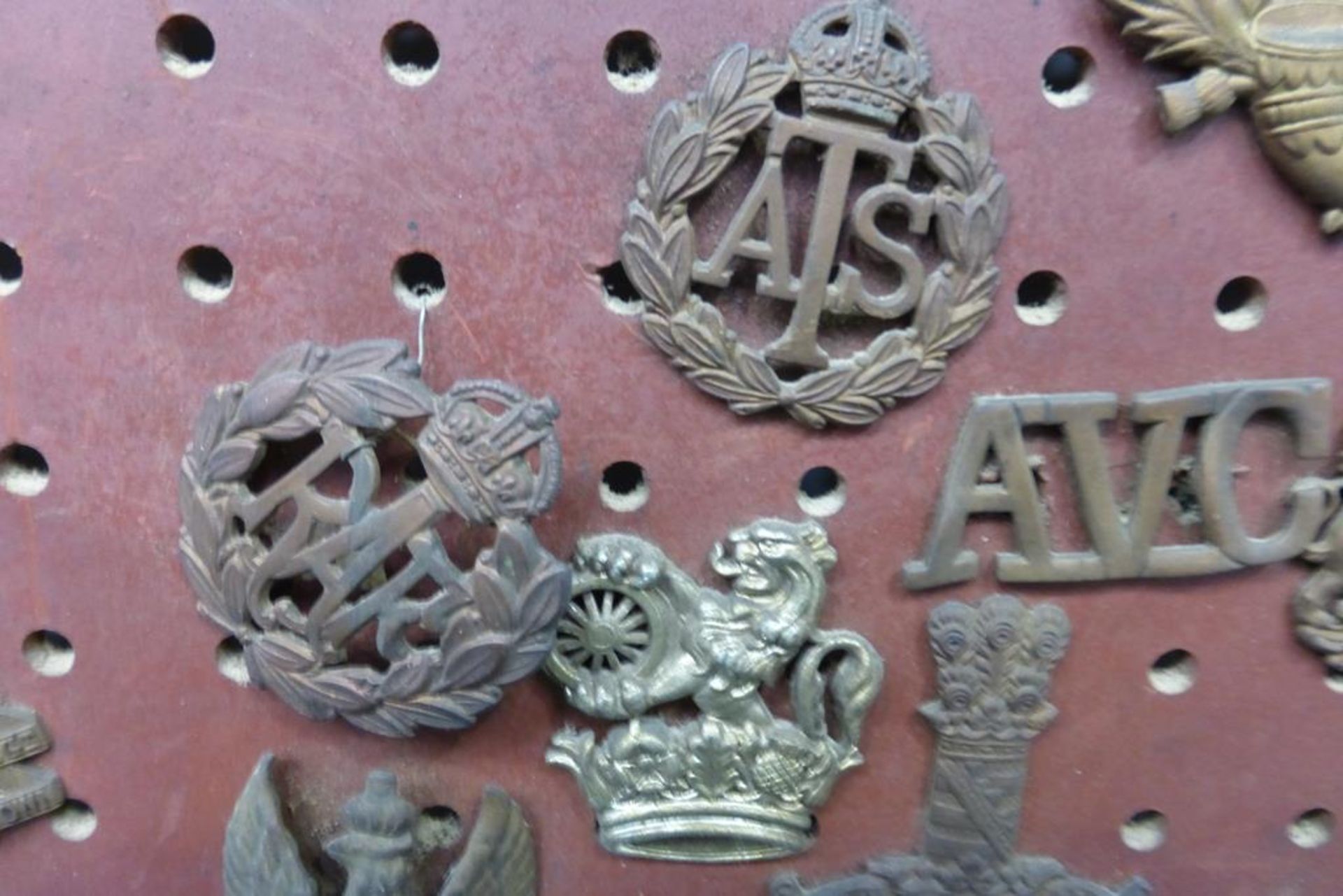 An impressive collection of over one hundred and thirty predominantly military cap badges and - Image 27 of 29