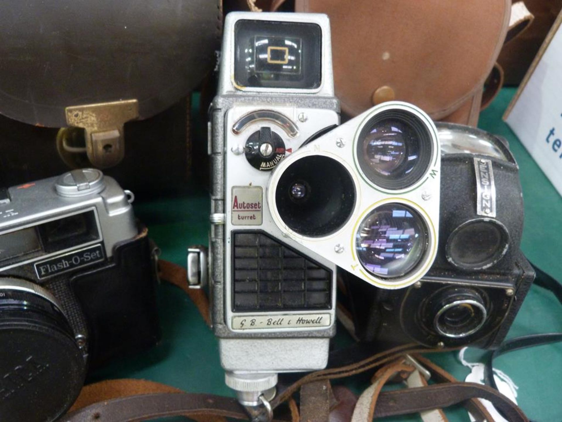 A total of four early cameras together with an early G.B Bell + Howell Hand Operated Cine Camera ( - Bild 5 aus 8