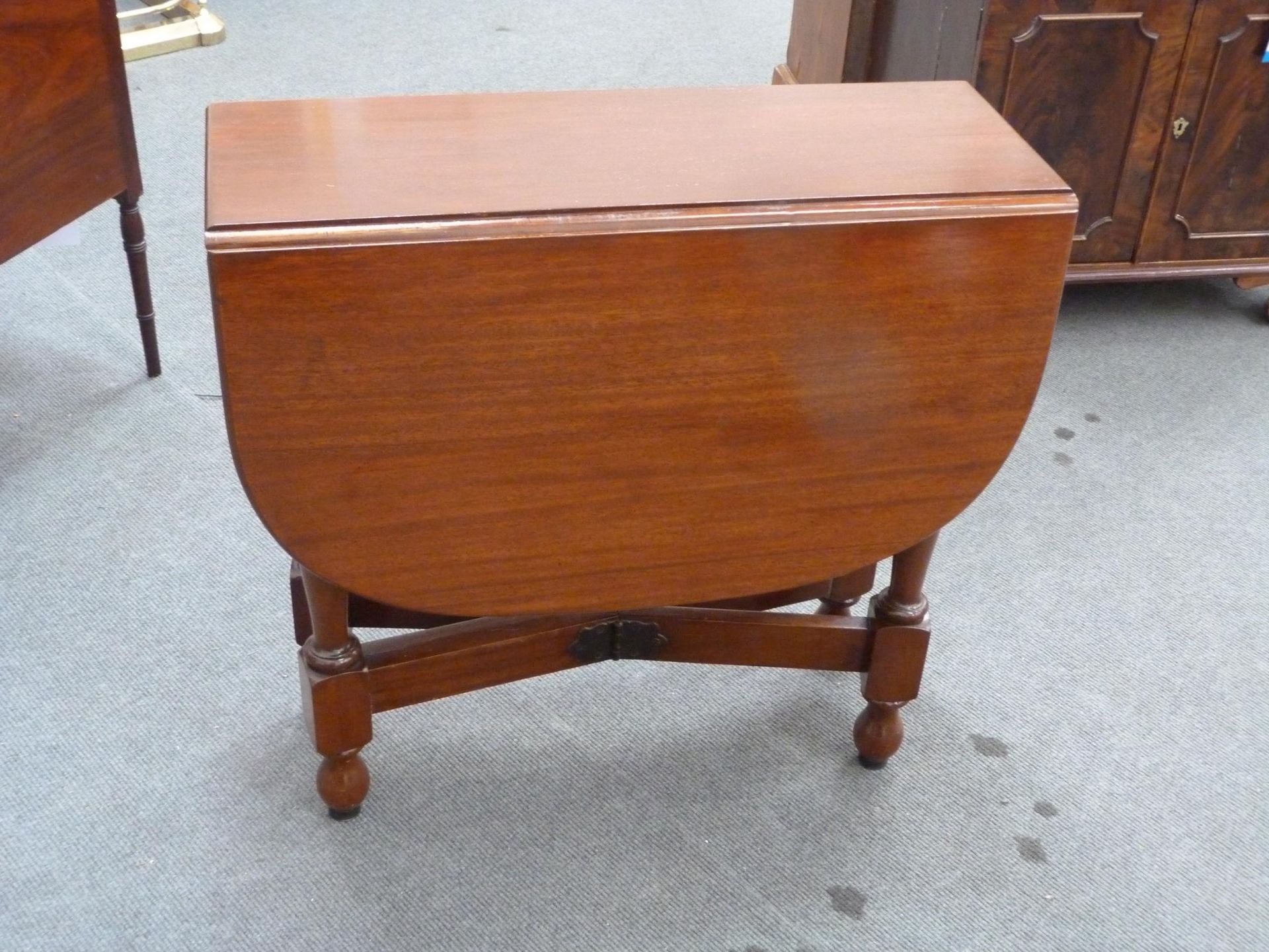 An Early 20th Century Mahogany Gate leg Table (H 73cm, W 76cm, L (open) 106cm, (closed) 29cm) ( - Image 3 of 3