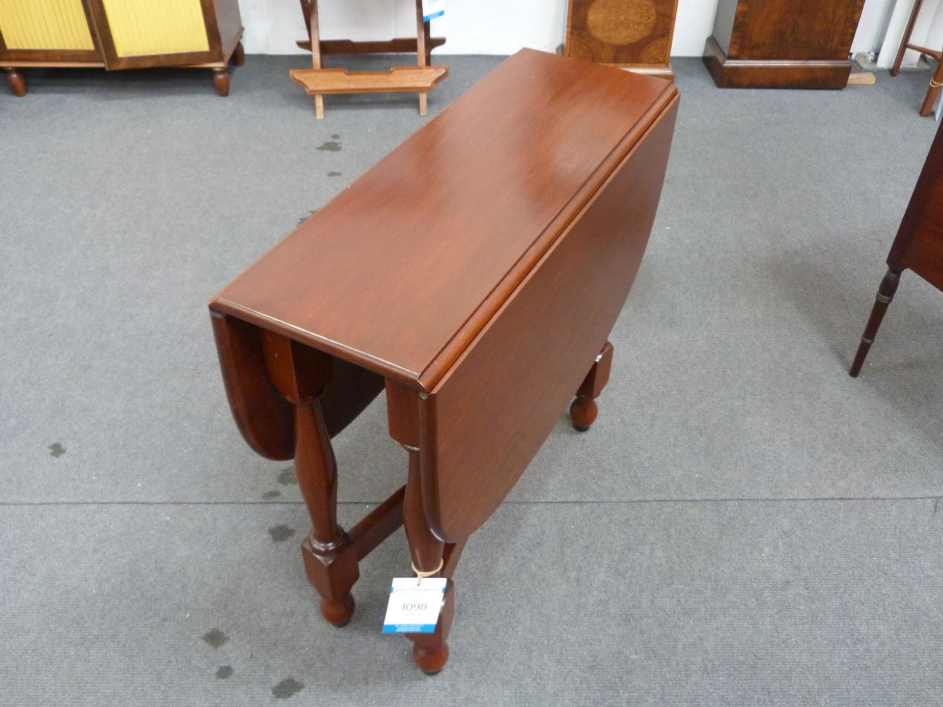 An Early 20th Century Mahogany Gate leg Table (H 73cm, W 76cm, L (open) 106cm, (closed) 29cm) ( - Image 2 of 3