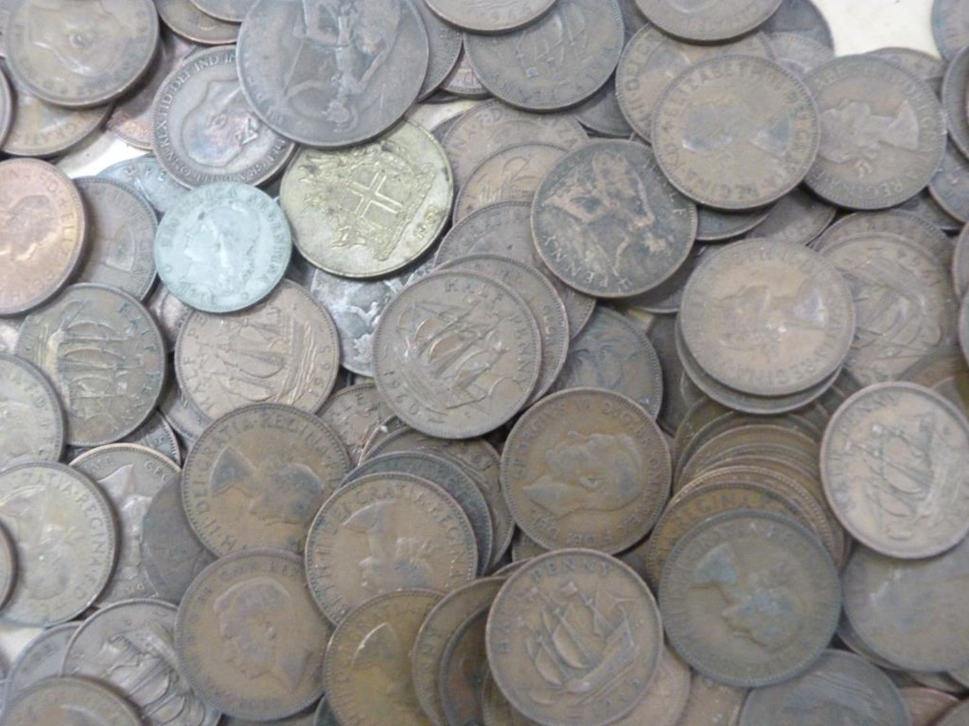 Approximately 2.3 Kg of old Coins (mainly half - pennies) and a selection of International Bank - Bild 2 aus 6