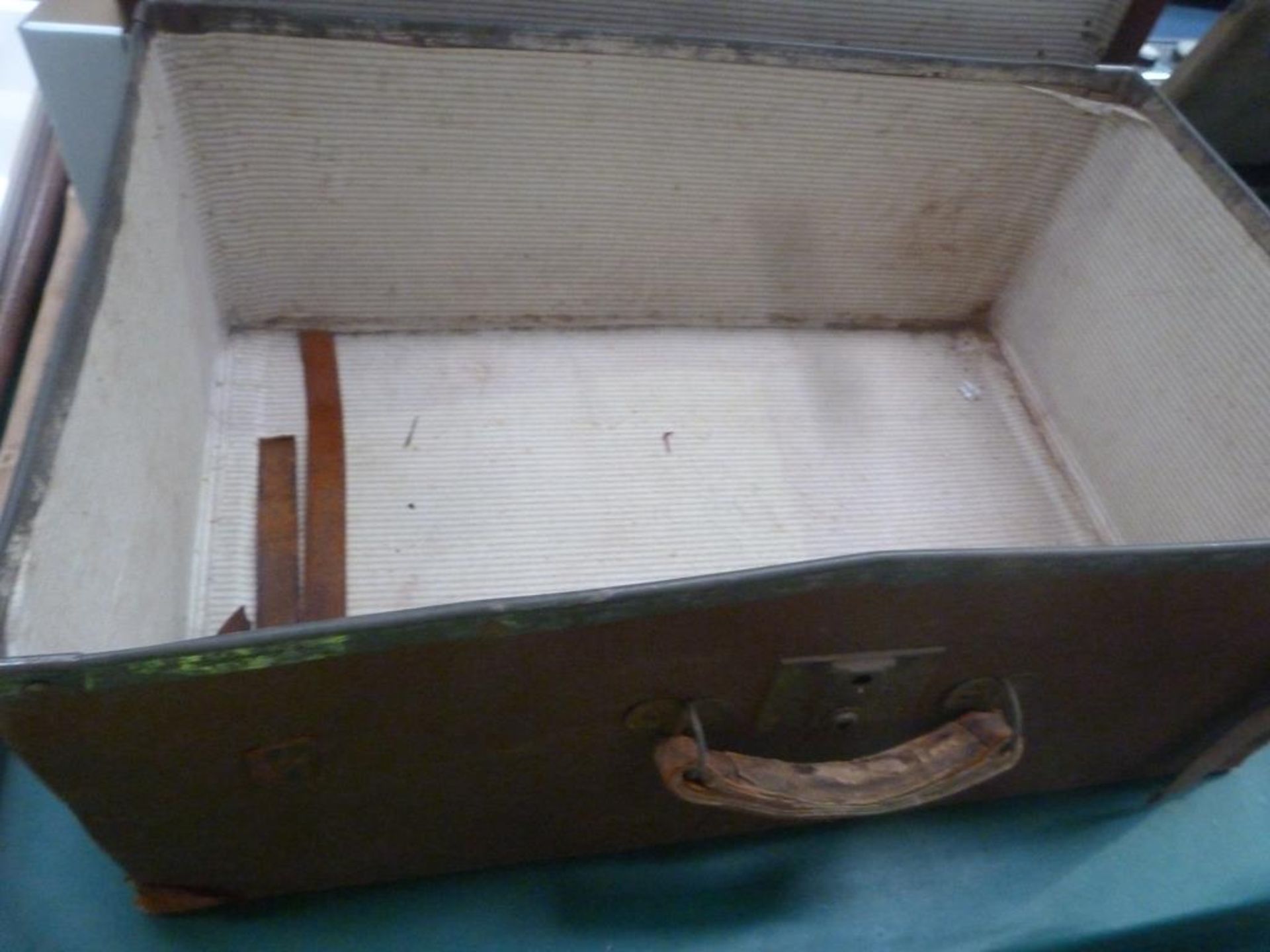 An Early Trunk Suitcase with Reinforced Corners (H21cm, W62cm, D42cm) (Est.£20-£40) - Image 4 of 6