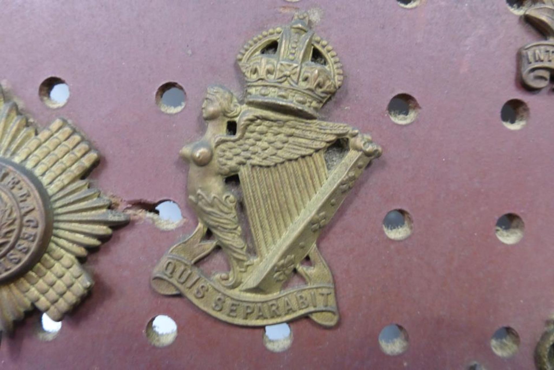 An impressive collection of over one hundred and thirty predominantly military cap badges and - Image 21 of 29