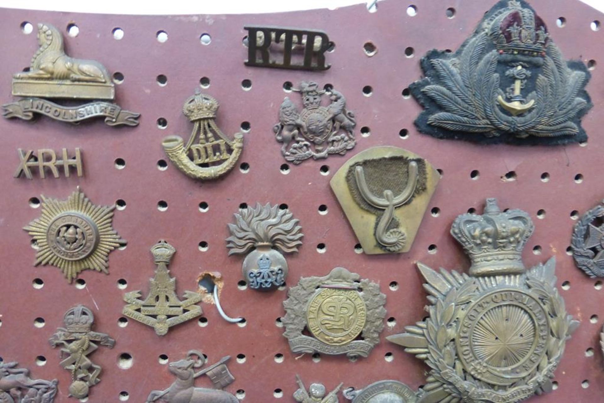 An impressive collection of over one hundred and thirty predominantly military cap badges and - Image 4 of 29