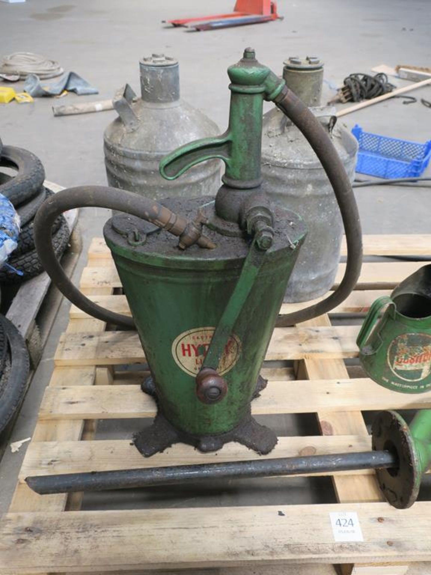 A Set of 3 Vintage Castrol items to include Gear Oil Pump, Oil Tin/Pourer and a Barrel Pump and Tank - Bild 2 aus 4