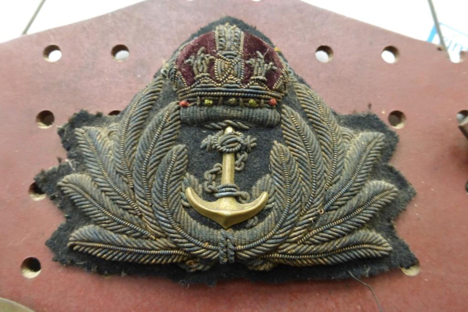 An impressive collection of over one hundred and thirty predominantly military cap badges and - Image 25 of 29