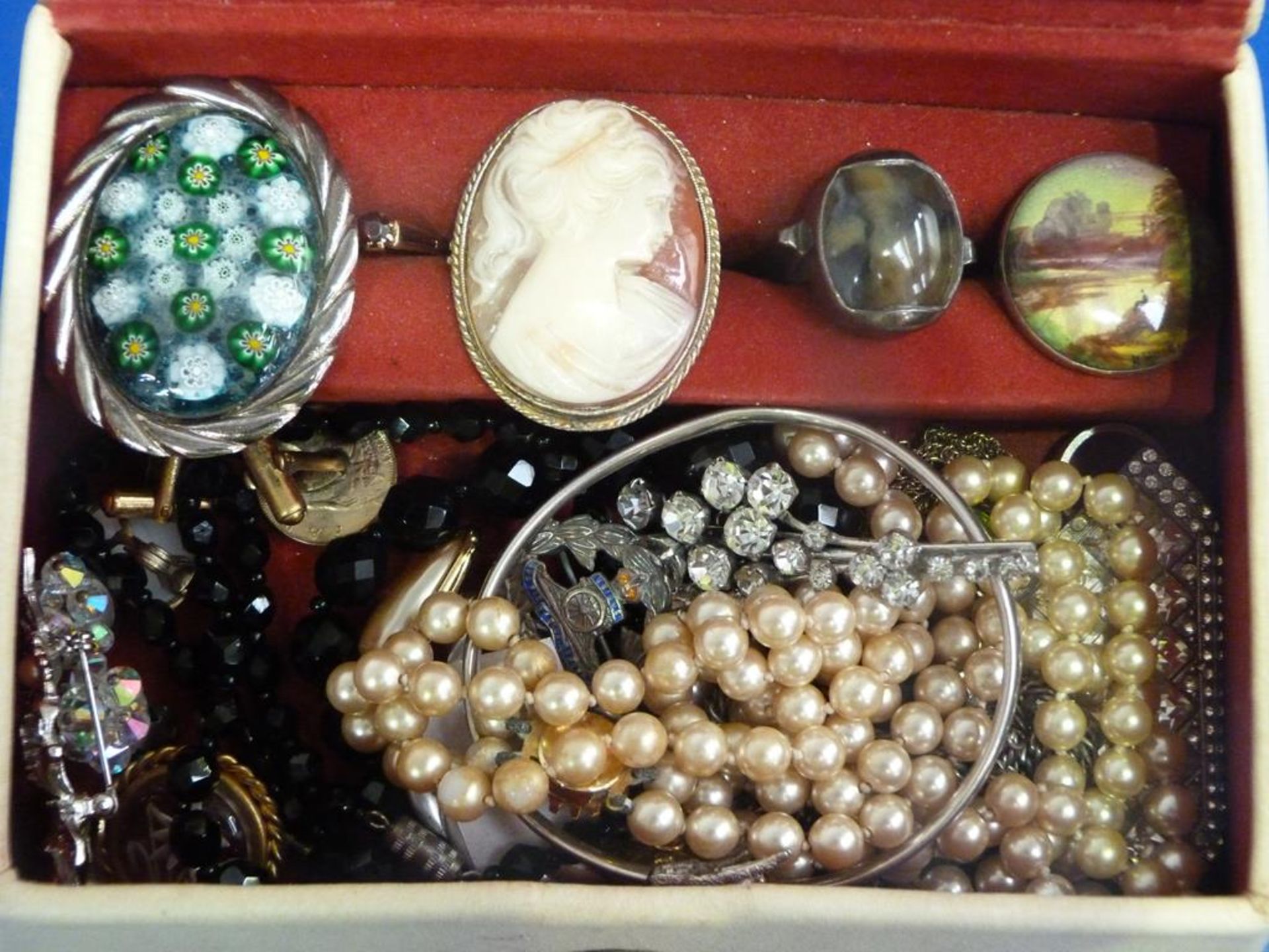 A Cream Coloured Leather Jewellery Box which contains predominantly Vintage Jewellery with some Gold - Image 3 of 3