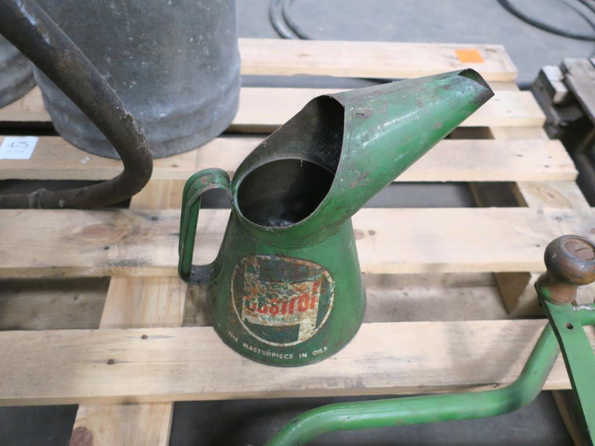 A Set of 3 Vintage Castrol items to include Gear Oil Pump, Oil Tin/Pourer and a Barrel Pump and Tank - Bild 3 aus 4