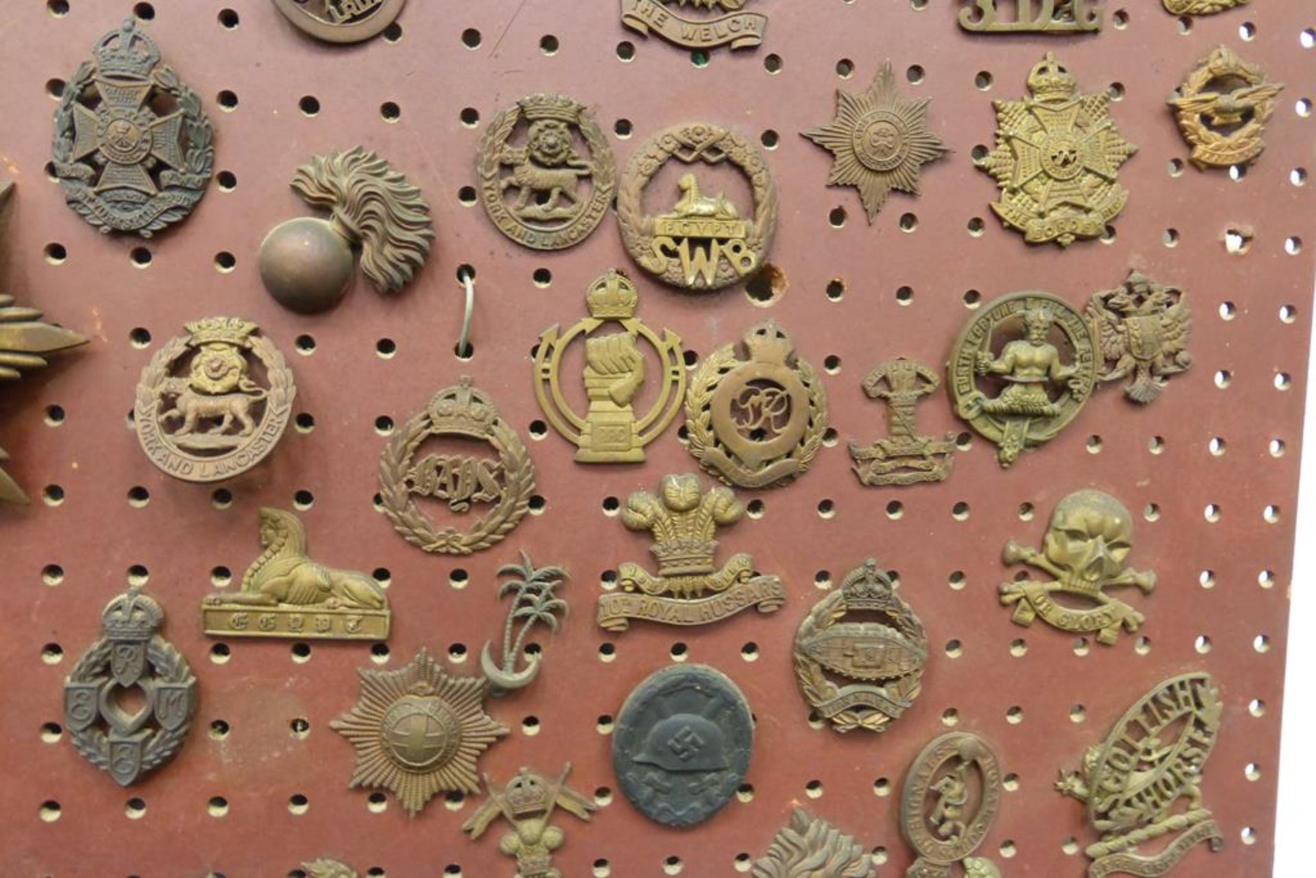 An impressive collection of over one hundred and thirty predominantly military cap badges and - Image 9 of 29