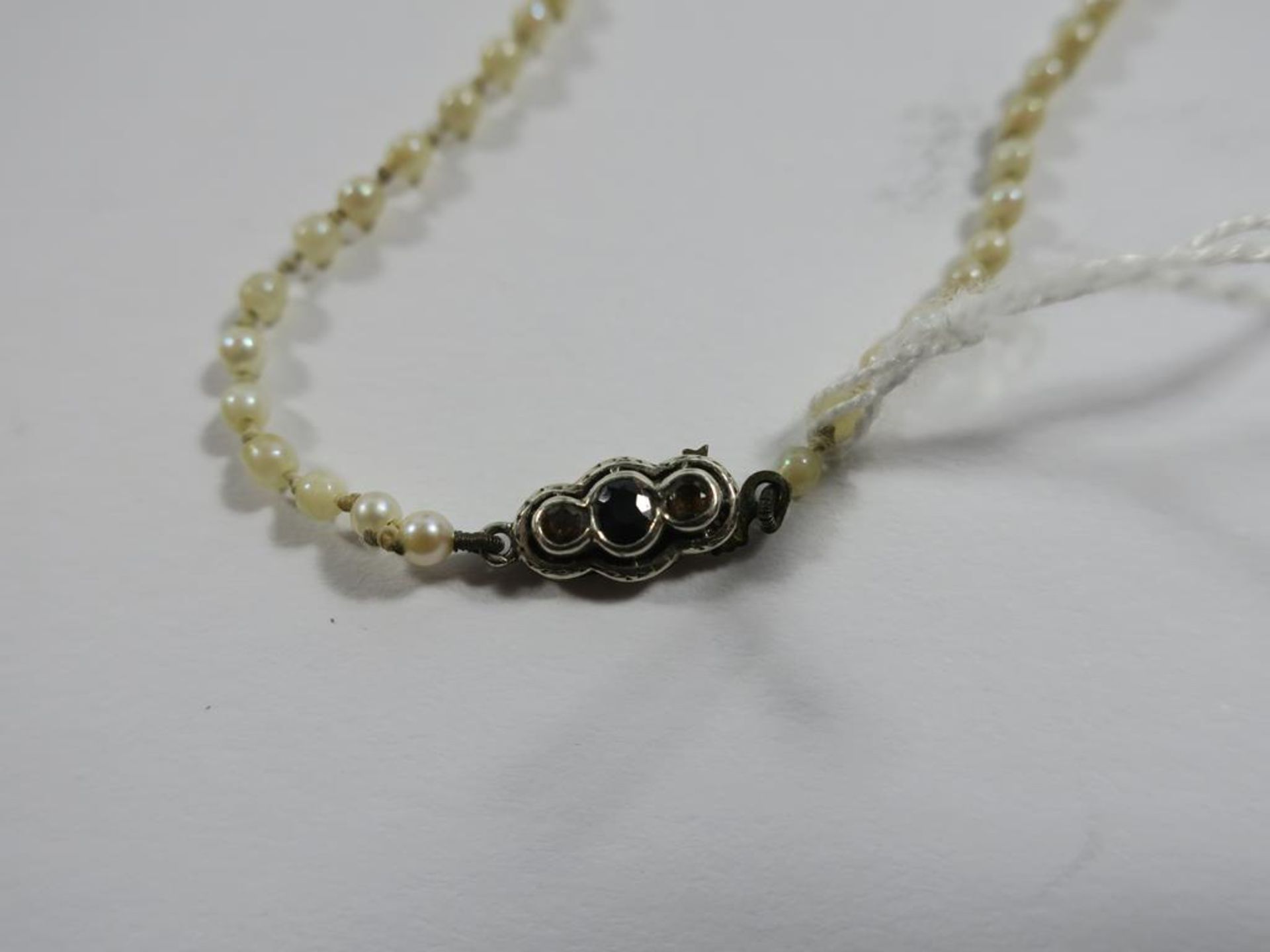 A Stringed Pearl Necklace with Silver coloured and Gemstone Clasp. (Est £20-£50) - Image 5 of 5