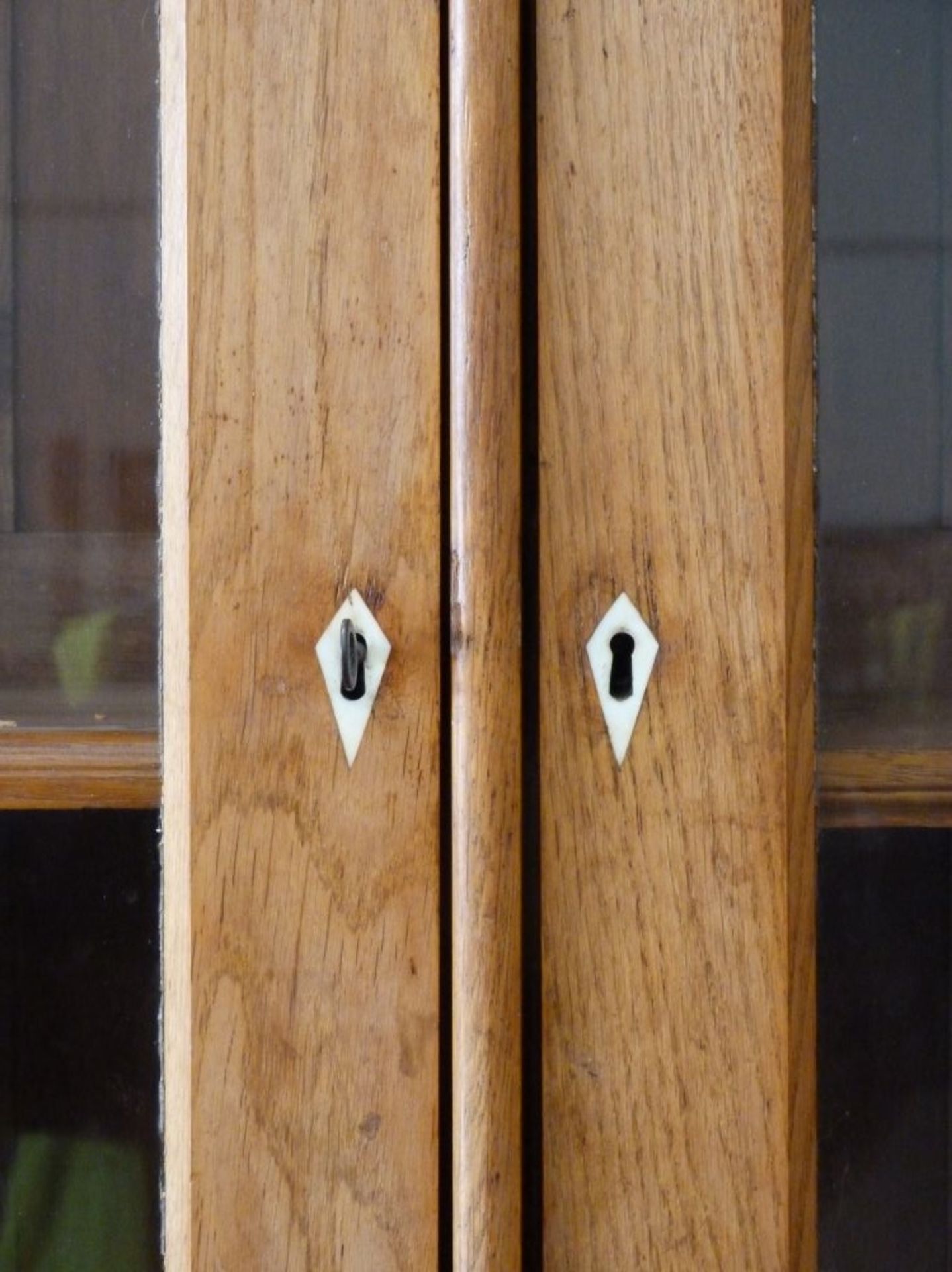 A Bookcase Cabinet with two columns of adjustable shelves behind locking (with key) glass doors - Bild 4 aus 4