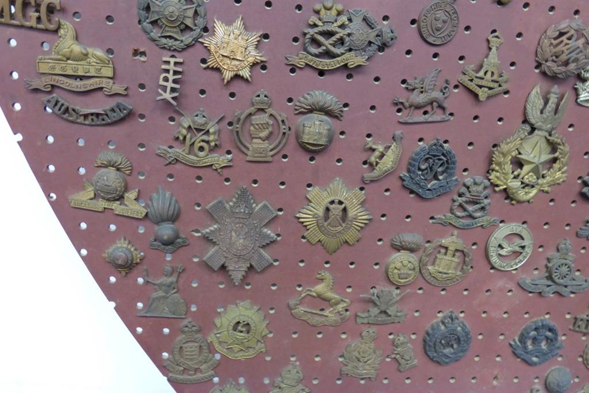 An impressive collection of over one hundred and thirty predominantly military cap badges and - Image 13 of 29