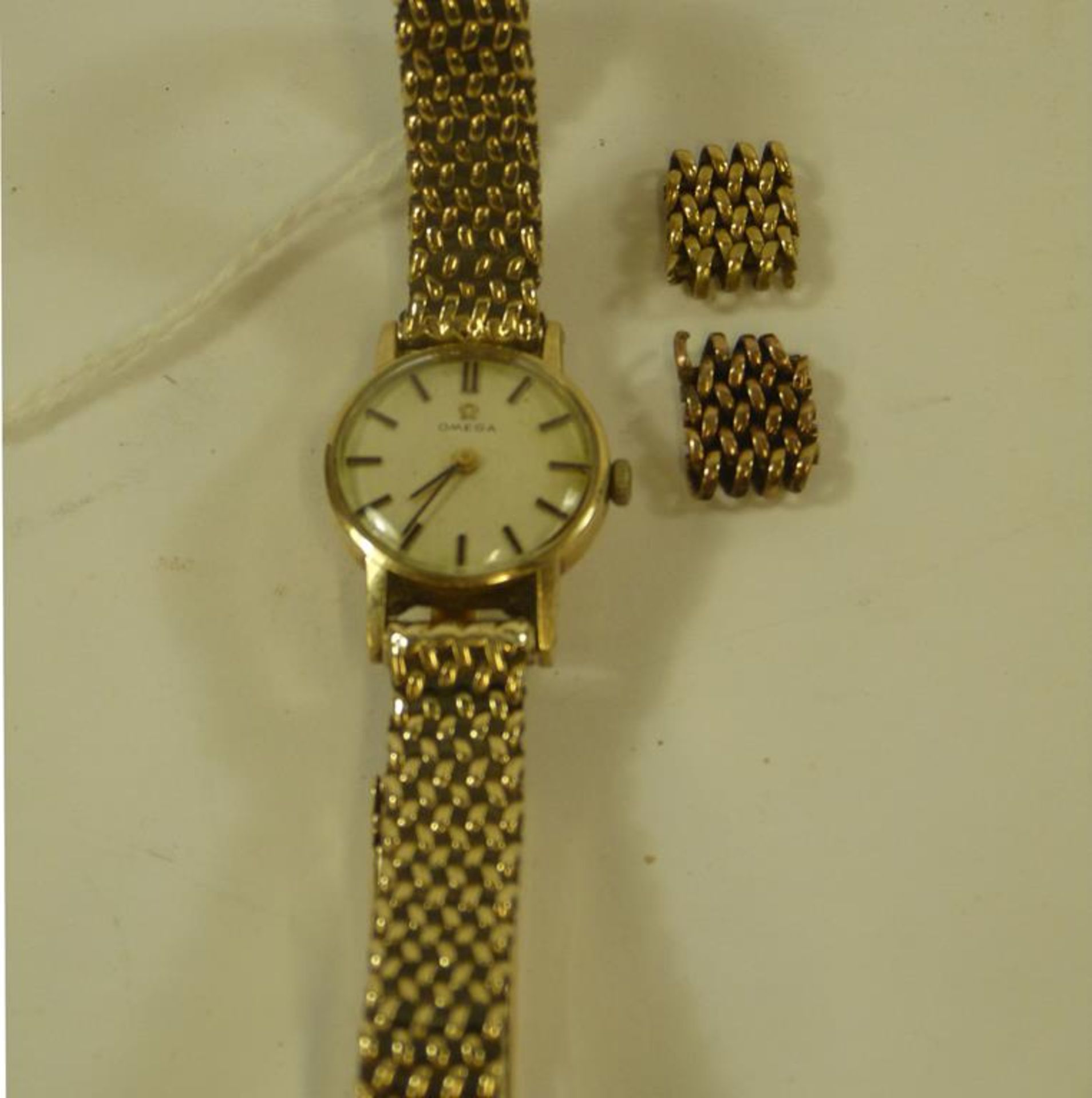 A Ladys Omega 9ct Gold Cased Mechanical Wind Wristwatch with 9ct Gold Bracelet Strap (and spare