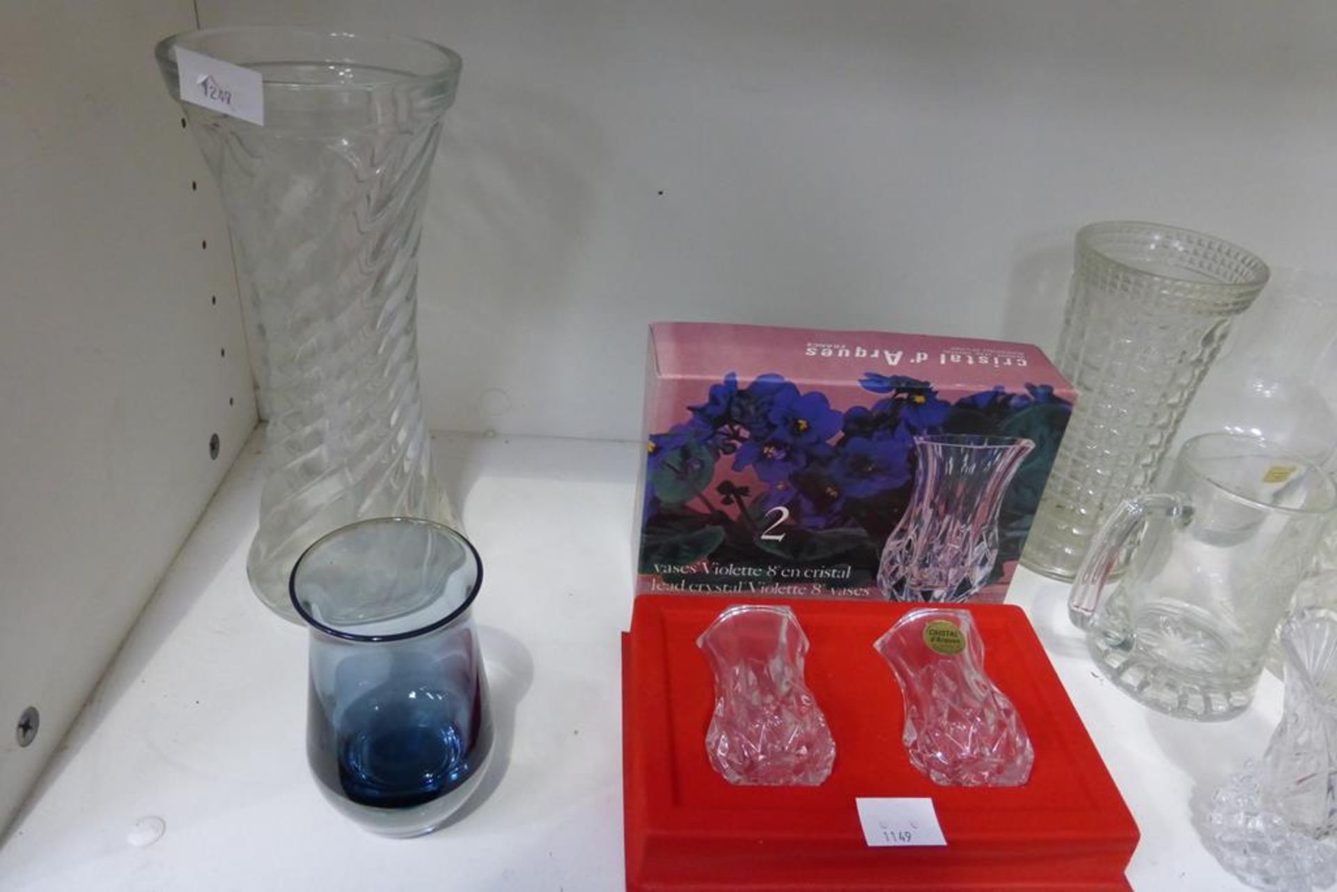 Two shelves featuring glassware including two boxed Watford crystal drinking Glasses, two 'Cristal - Image 5 of 7