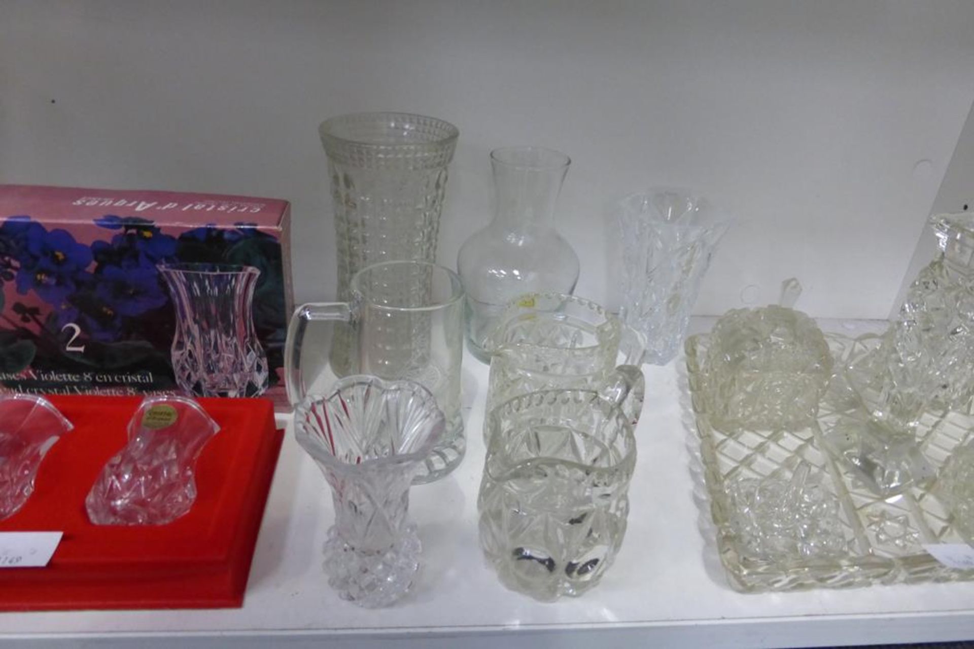 Two shelves featuring glassware including two boxed Watford crystal drinking Glasses, two 'Cristal - Image 6 of 7