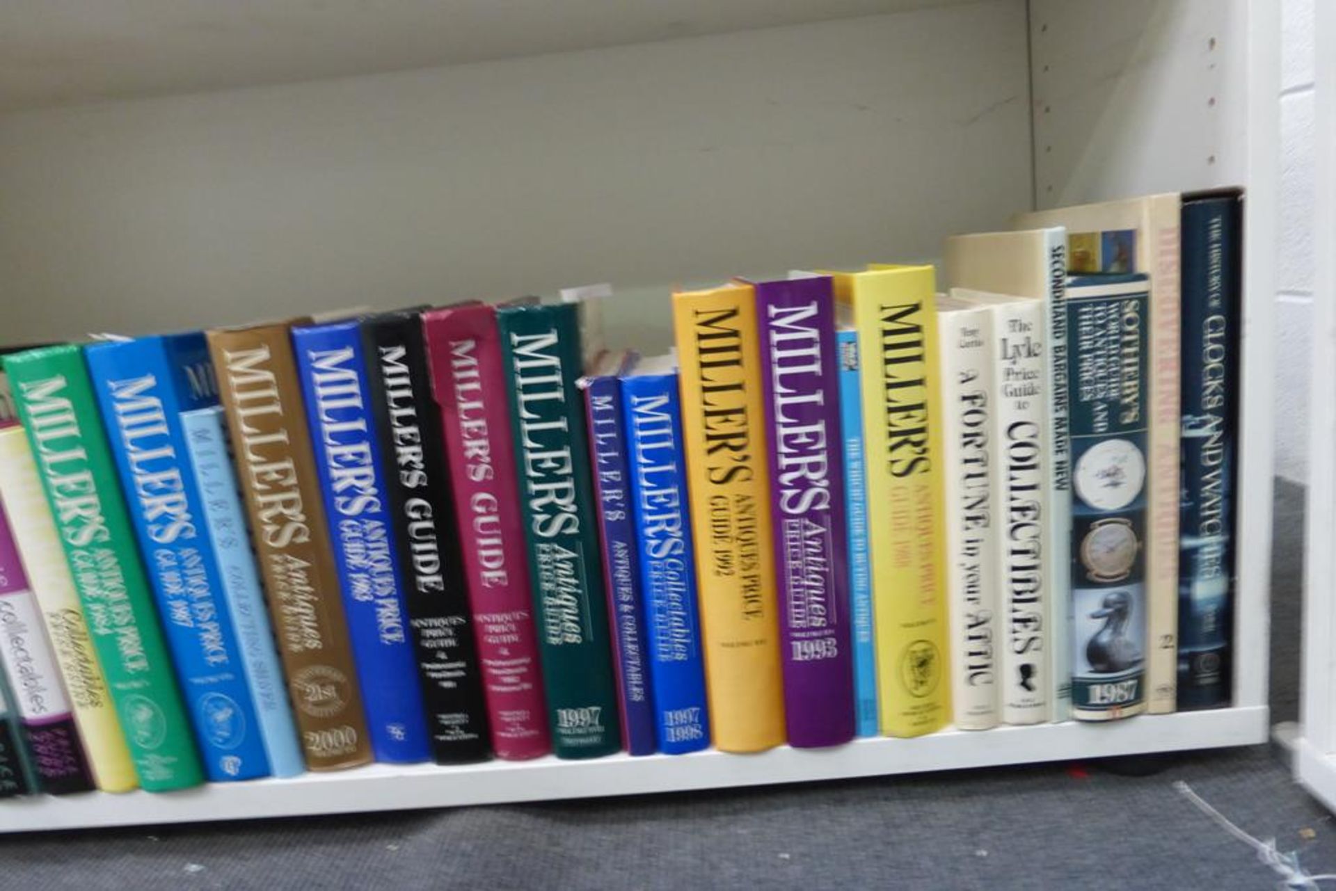 A shelf of Antique/Collectables guides, including Miller's Antiques Price Guides (35+) (est £20-£30) - Image 4 of 4