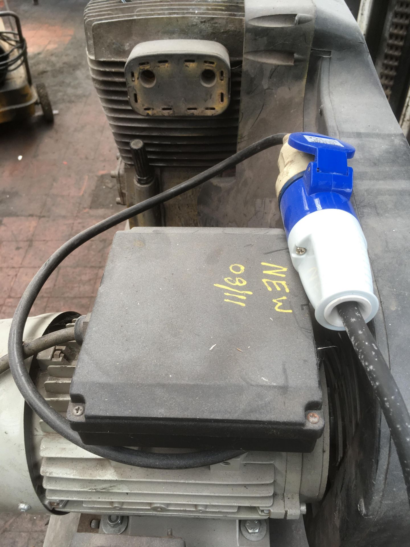 * Receiver Mounted Air Compressor. - Image 2 of 3