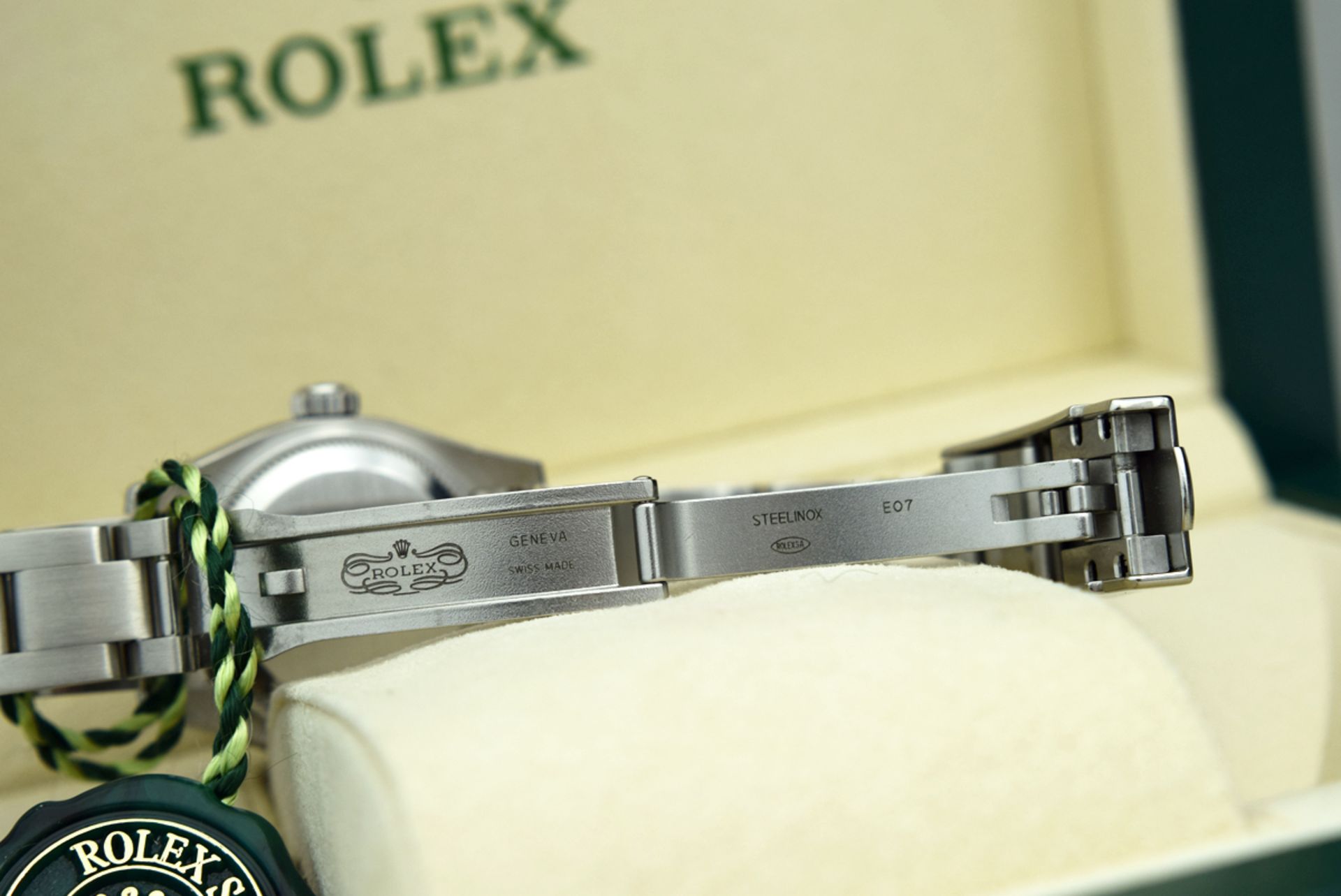 ROLEX - OYSTER PERPETUAL 26 - STEEL / BLACK DIAL (176200) - Image 6 of 8