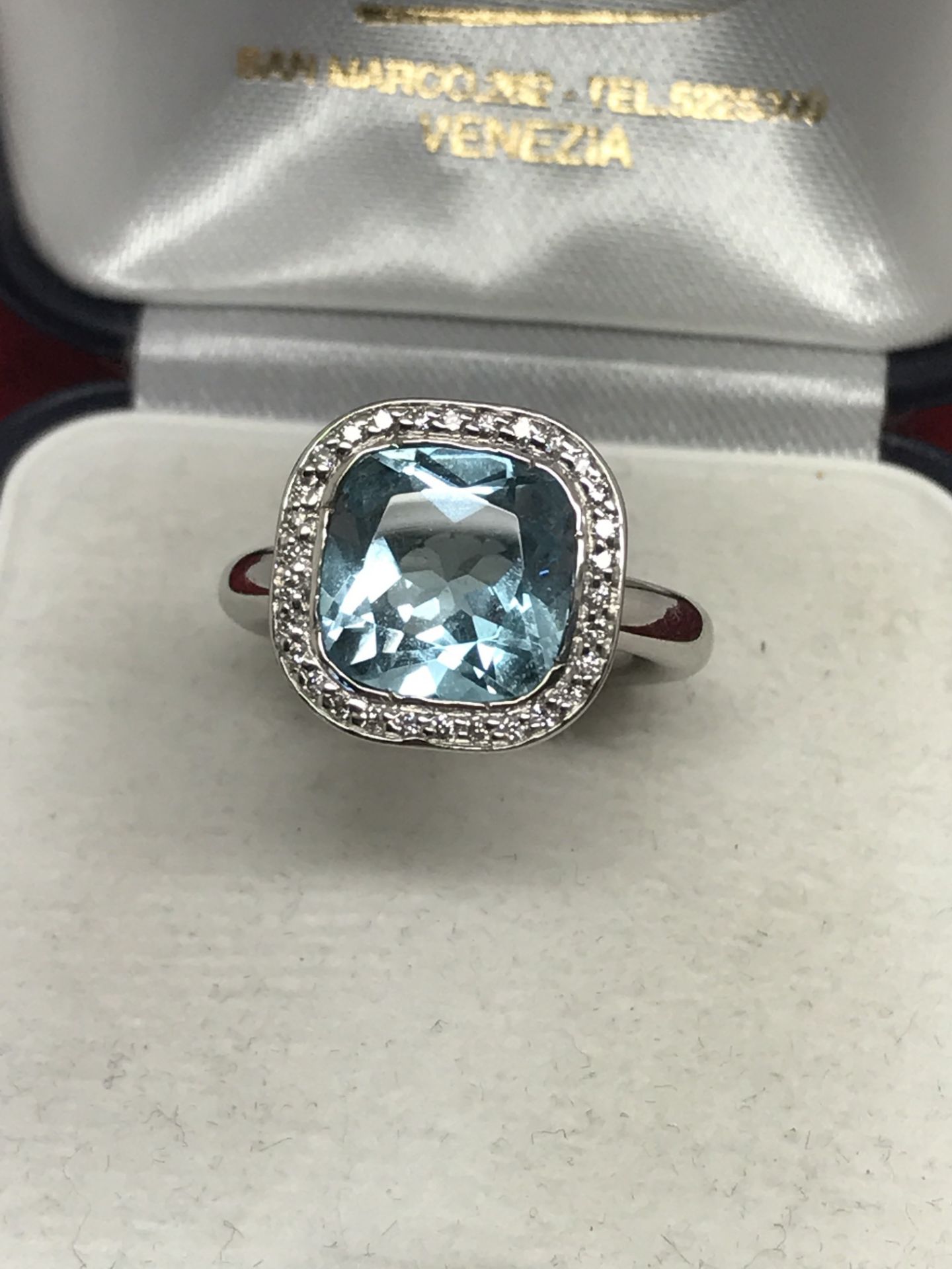 18ct WHITE GOLD BLUE TOPAZ CLUSTER RING