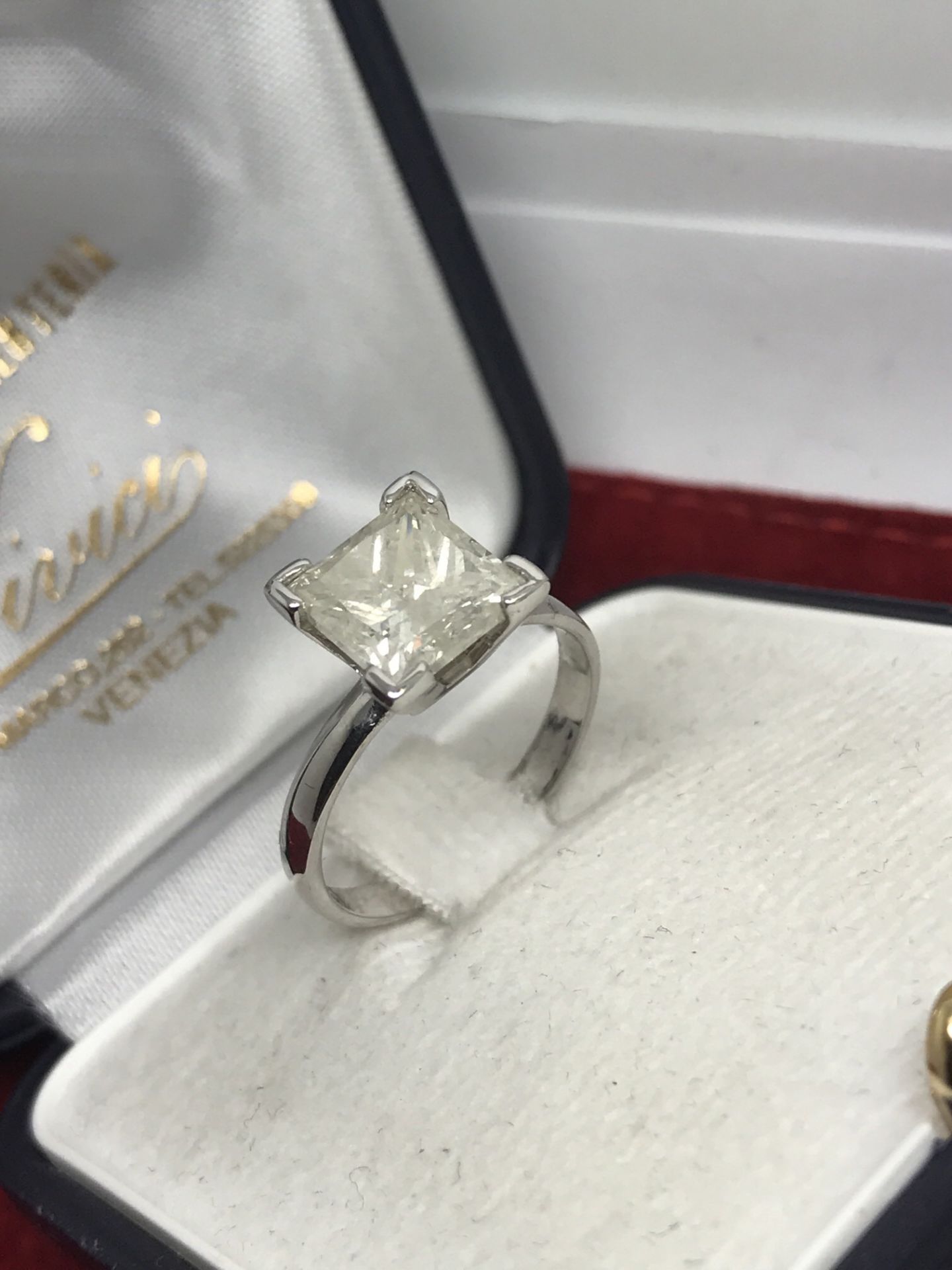 IMPRESSIVE 3.14ct PRINCESS CUT DIAMOND SOLITAIRE RING - Image 2 of 3