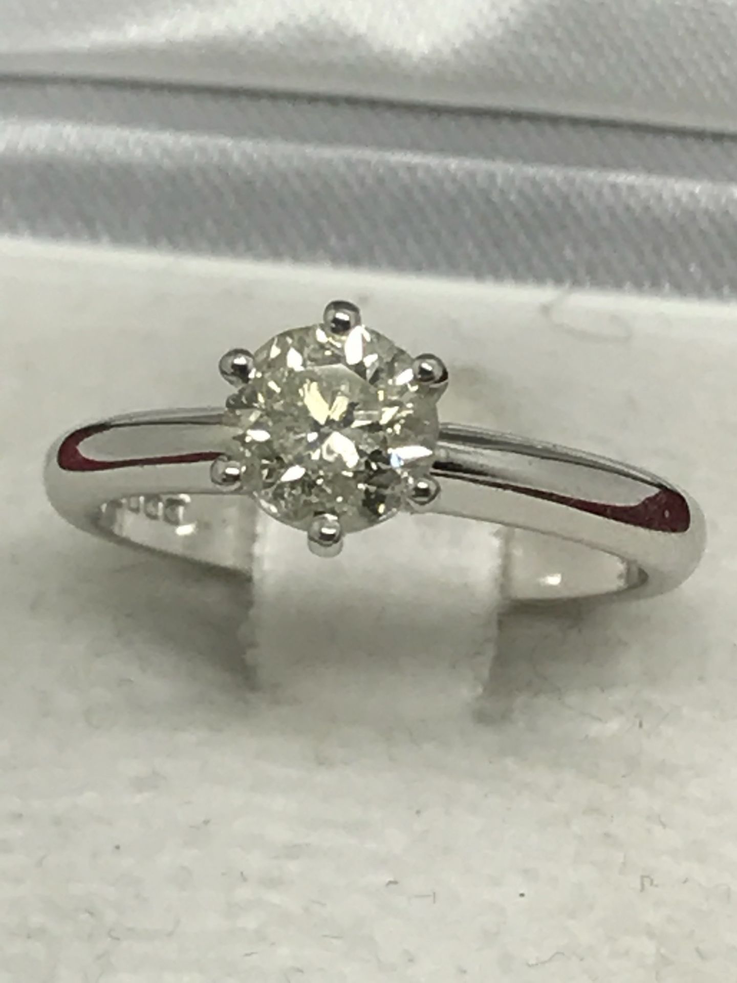 1.00ct DIAMOND SOLITAIRE RING SET IN 18ct WHITE GOLD