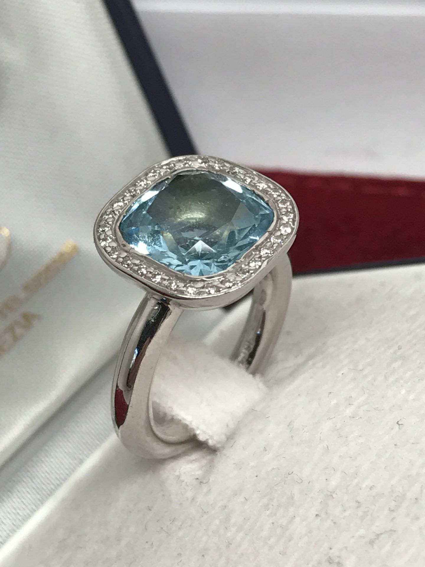 18ct WHITE GOLD BLUE TOPAZ CLUSTER RING - Image 2 of 2