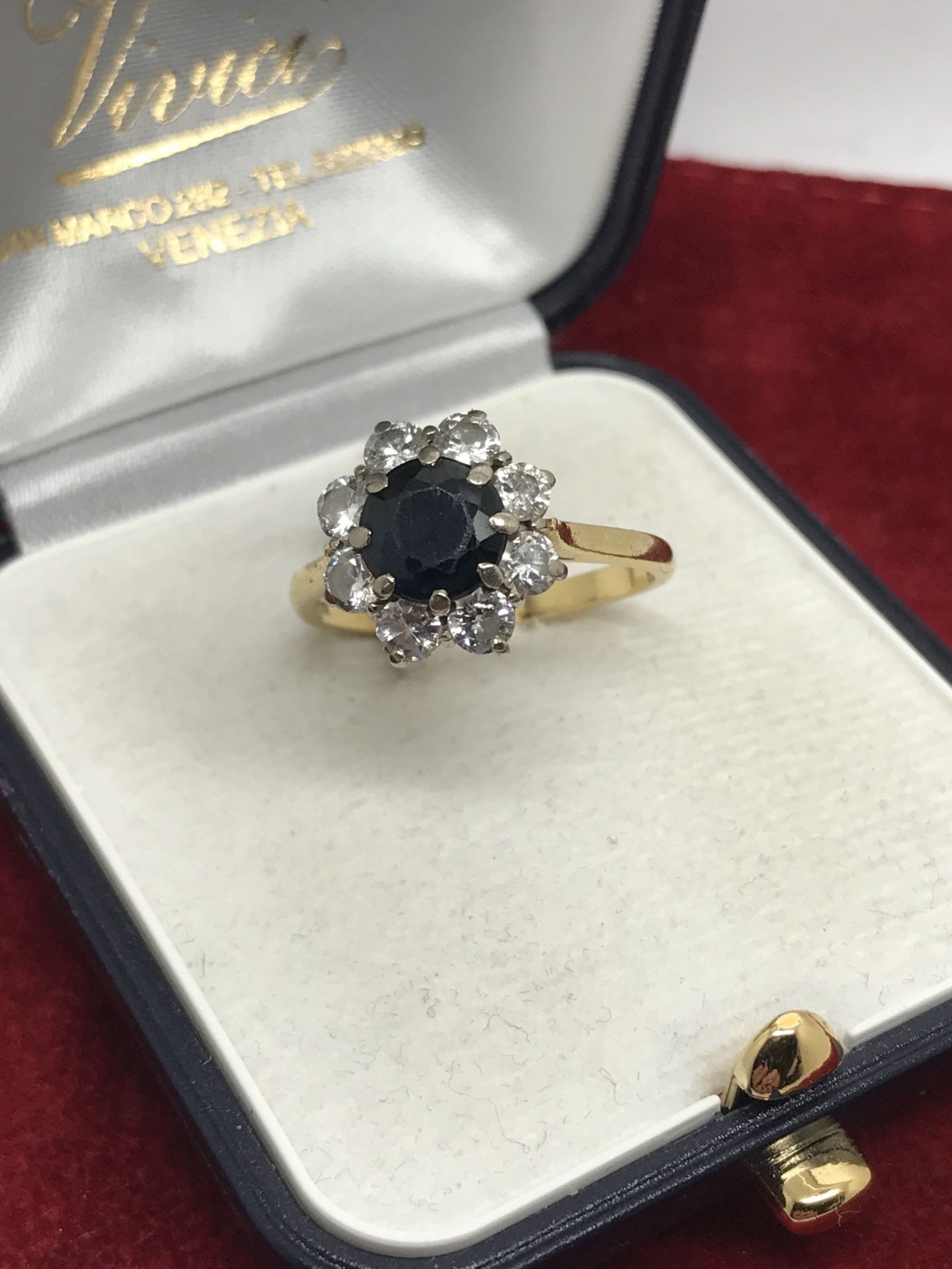 18ct GOLD SAPPHIRE & DIAMOND CLUSTER RING - Image 2 of 2