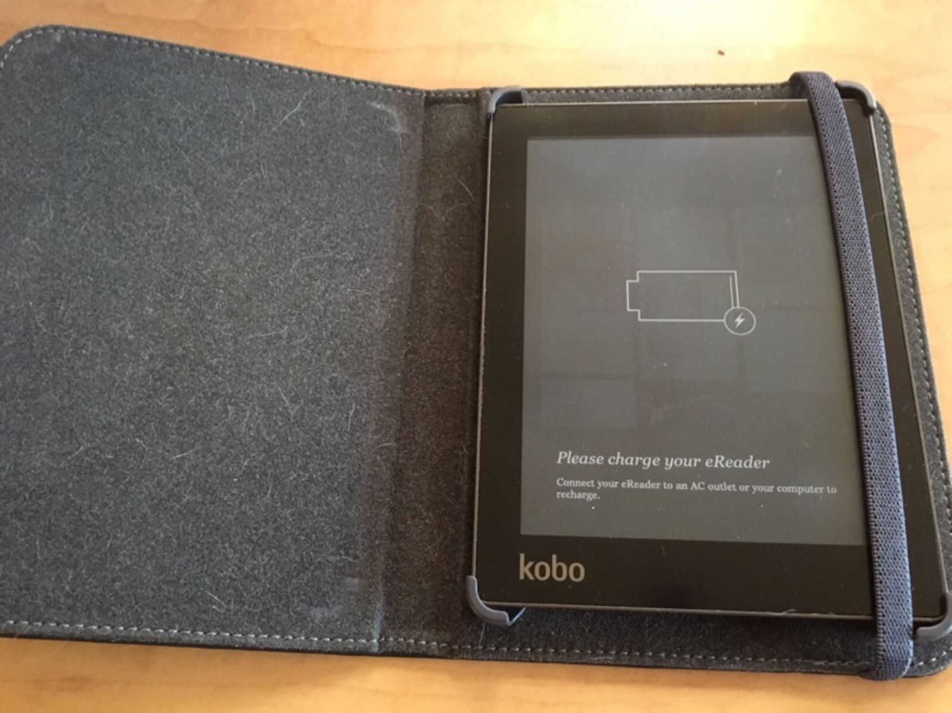 KOBO E READER + CASE