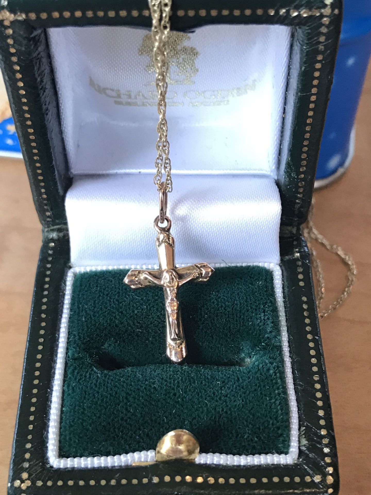 9ct GOLD CROSS WITH CHAIN