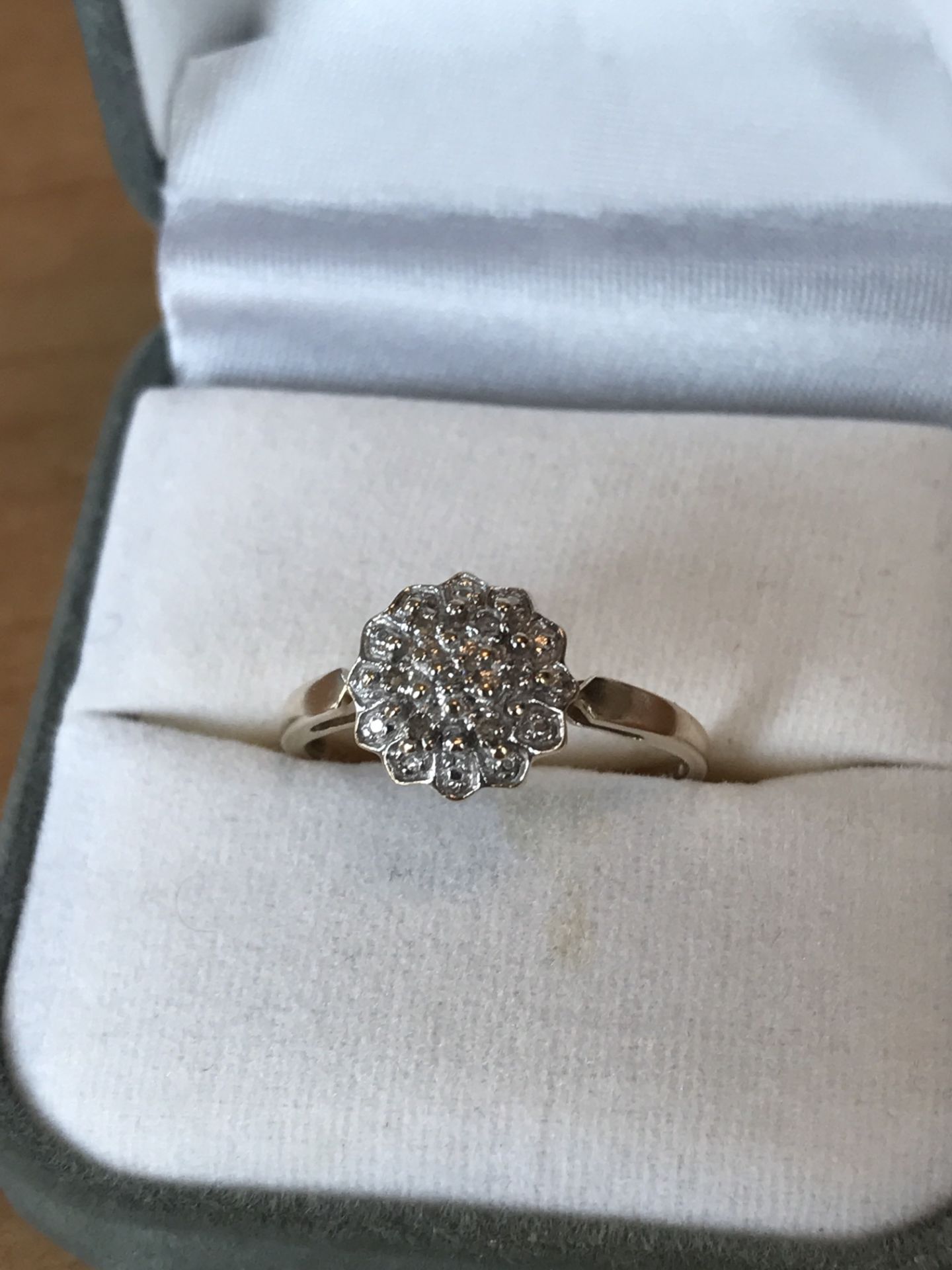 9ct GOLD DIAMOND CLUSTER RING