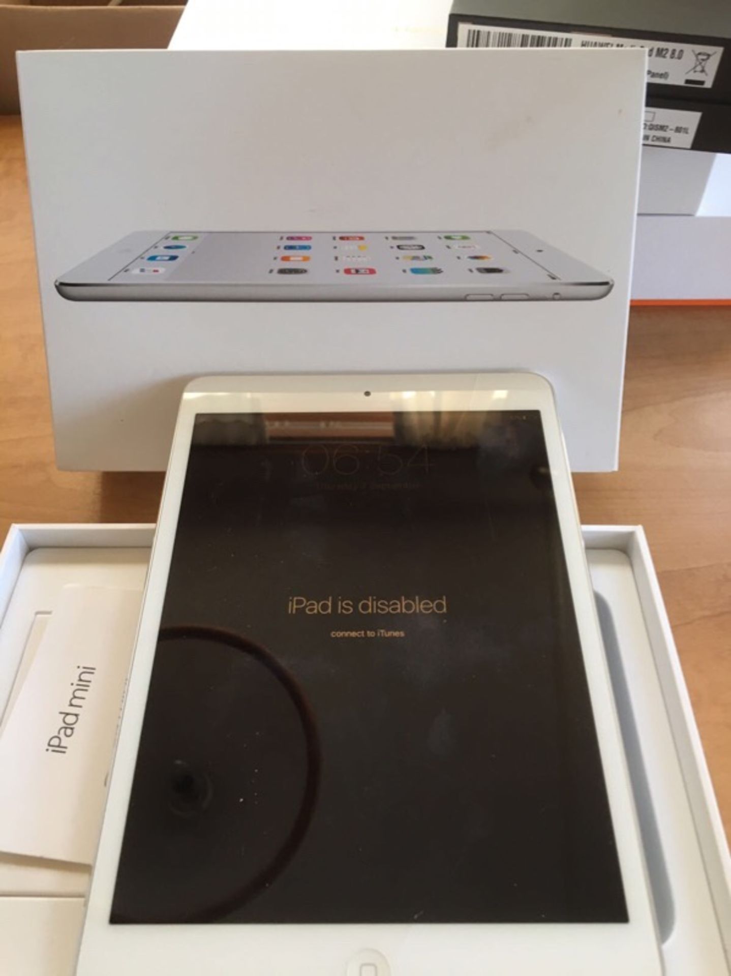 IPAD MINI BOXED NO CHARGER, CRACKED SCREEN & DISABLED