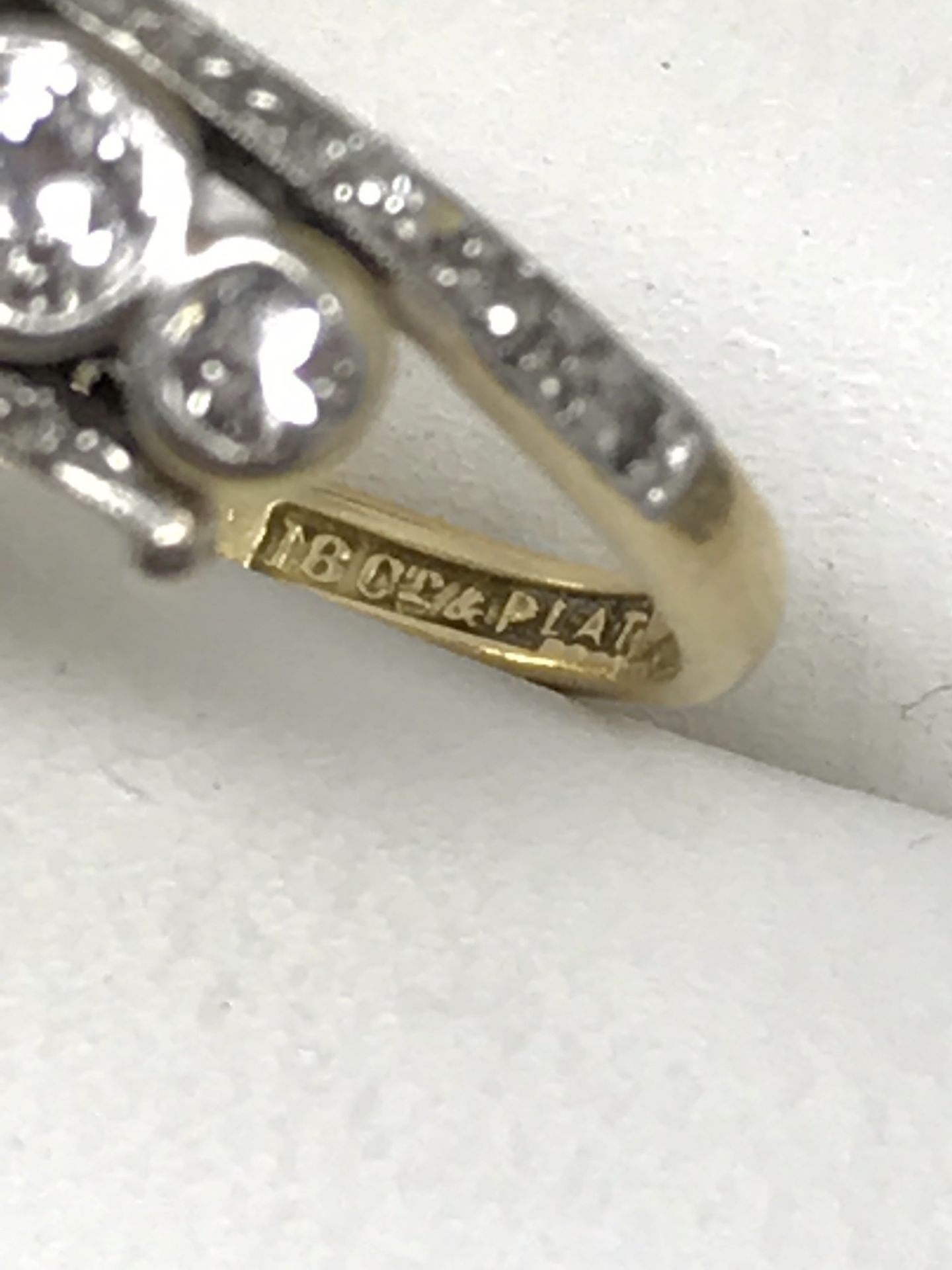 LOVELY VINTAGE 18ct GOLD & PLATINUM DIAMOND TRILOGY RING - Image 2 of 2