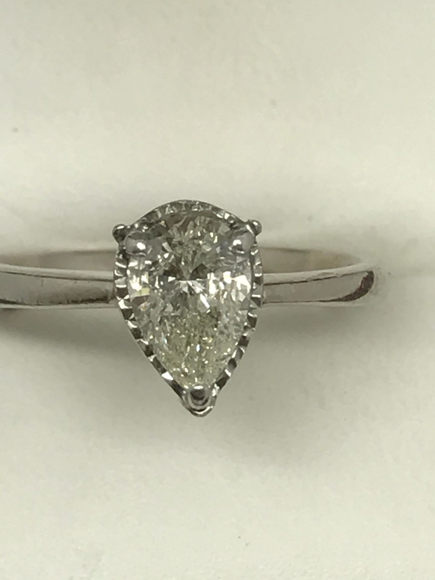 18ct GOLD PEAR SHAPED DIAMOND SOLITAIRE RING - Image 3 of 3