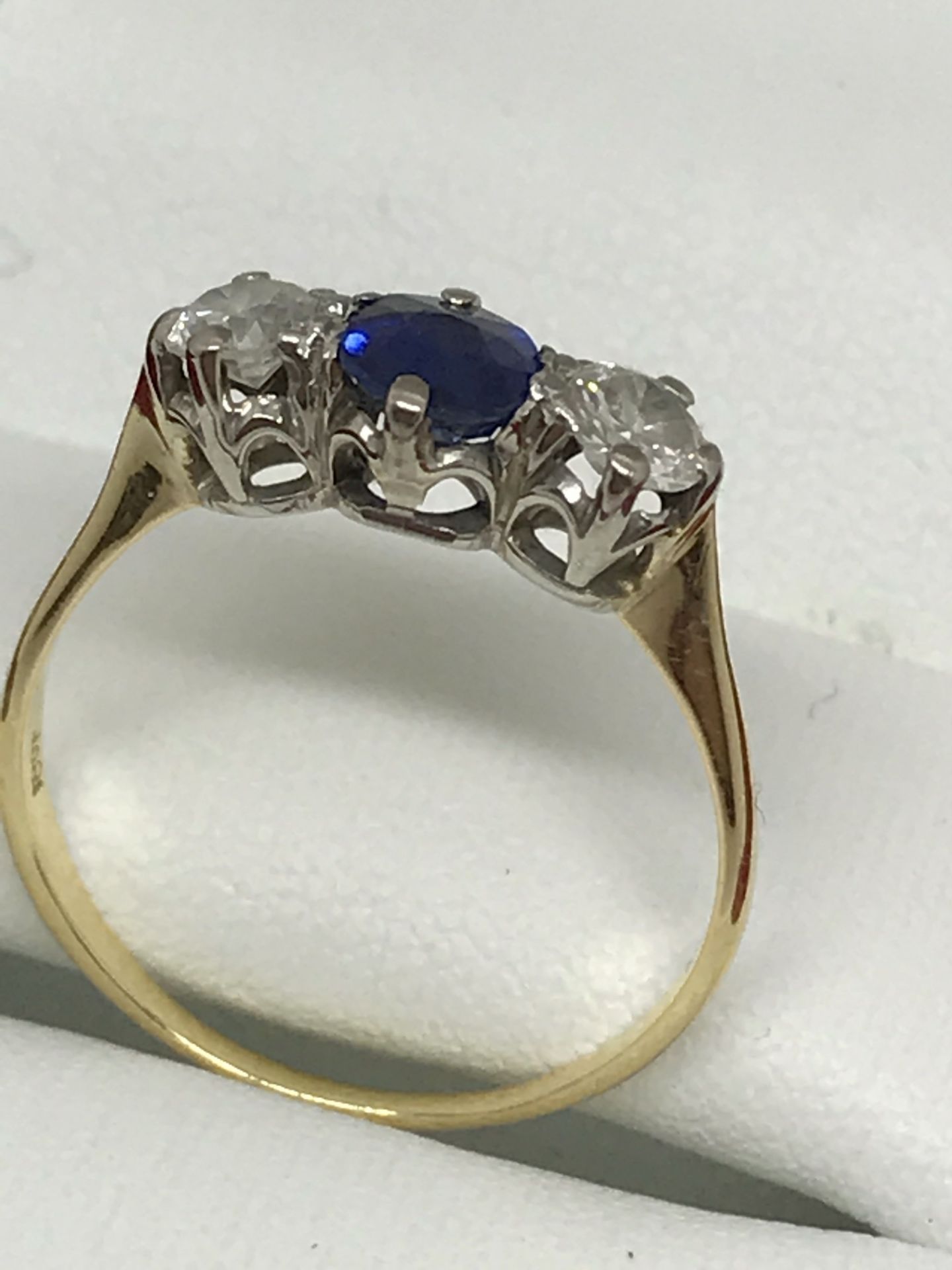 VINTAGE 18ct GOLD SAPPHIRE & DIAMOND 3 STONE RING - Image 3 of 4