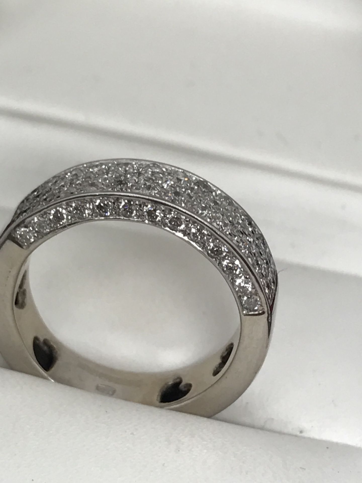 18ct WHITE GOLD 1.00ct DIAMOND BAND - Image 4 of 4