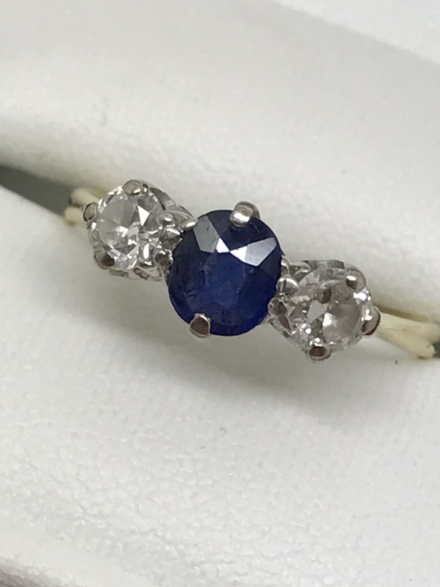 VINTAGE 18ct GOLD SAPPHIRE & DIAMOND 3 STONE RING